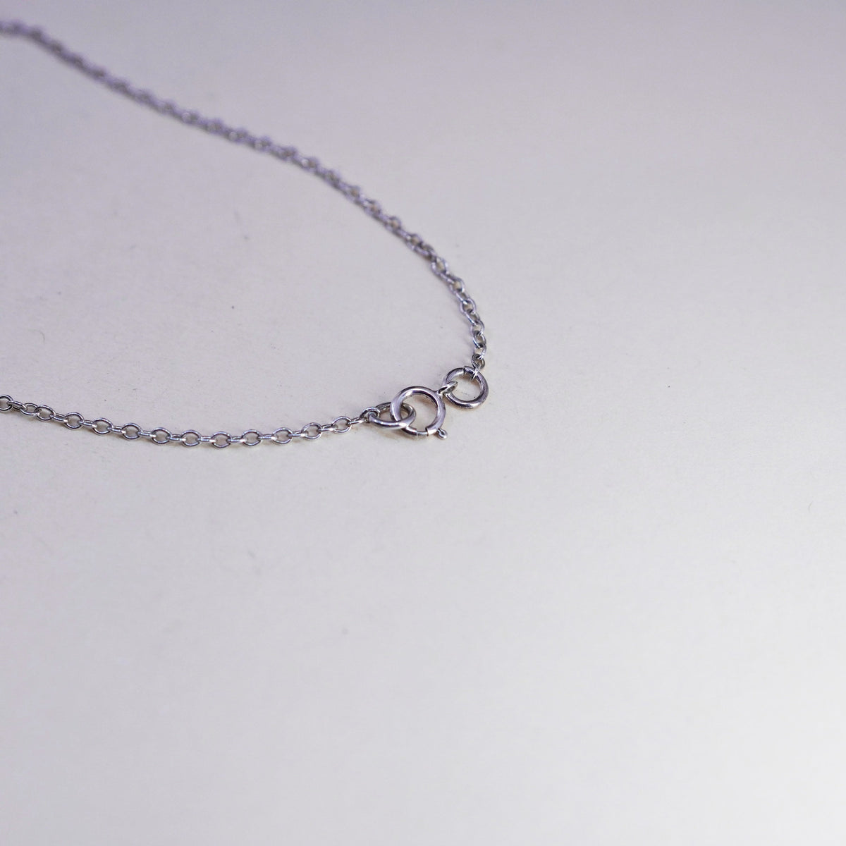 16”, Vintage sterling silver circle chain with leafy vine pendant