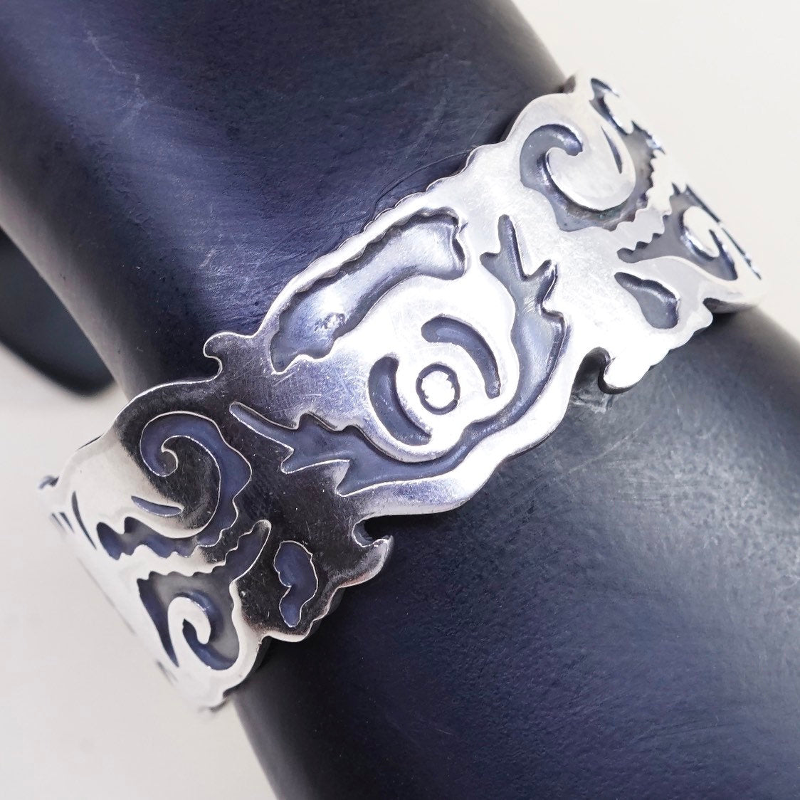 6.75", sterling silver handmade bracelet, 925 Mexico hinged bangle w/ pattern
