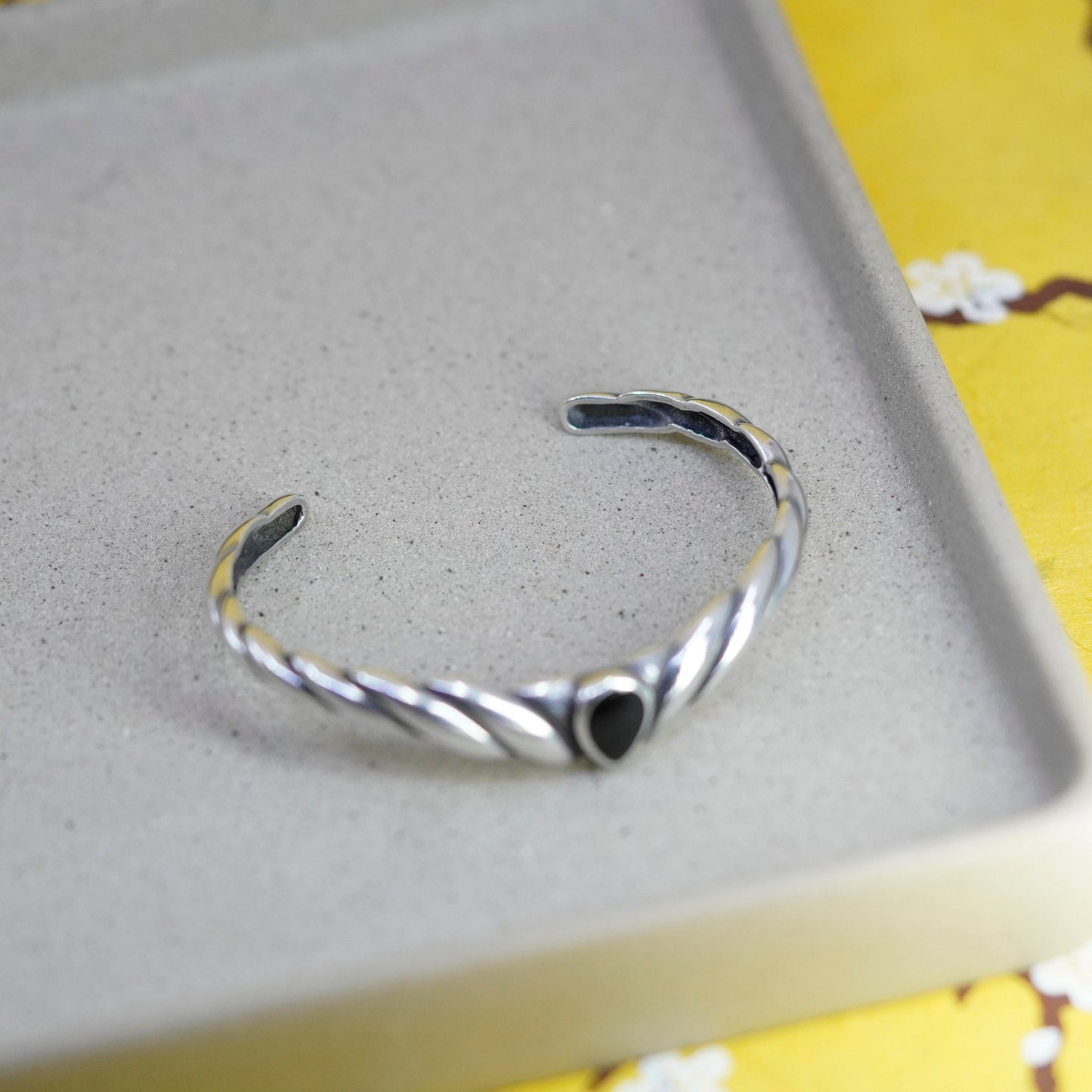 6.5”, Navajo Sterling 925 silver bracelet ribbed cuff with teardrop obsidian