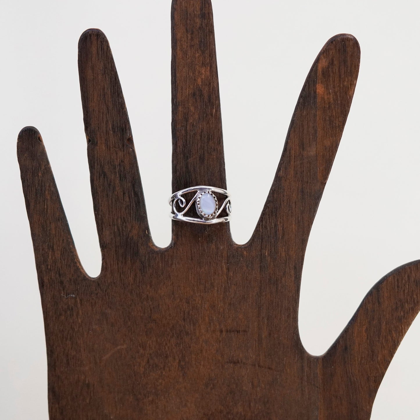 Size 6, vtg Sterling 925 silver handmade ring with mother of pearl and filigree