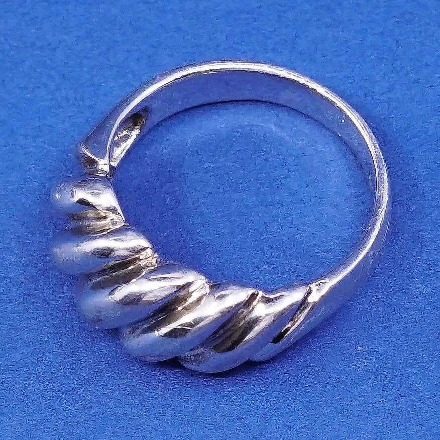 Size 7, vtg Sterling silver handmade ribbed ring, 925 statement ring w/ wave