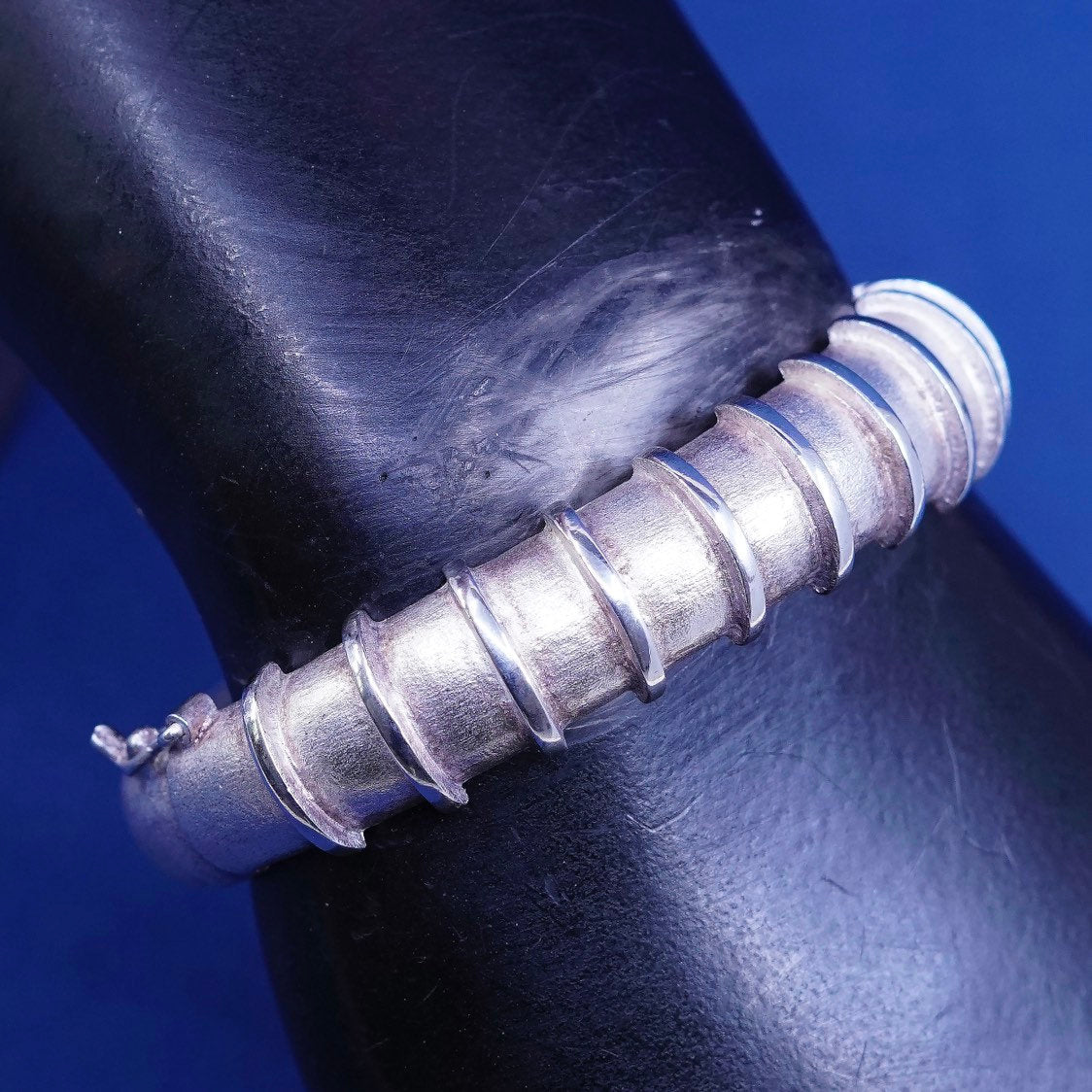 6.75", vtg sterling silver handmade bracelet, ribbed textured 925 hinged bangle