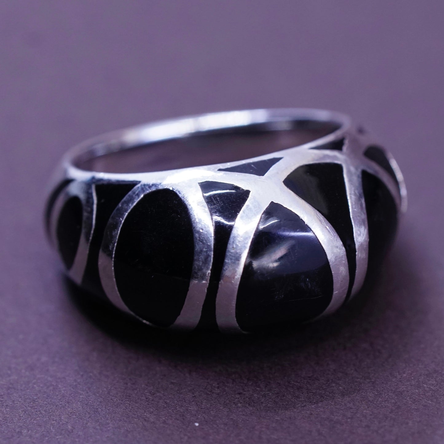 Size 8.25, vtg sterling 925 silver handmade cocktail band ring w/ black enamel
