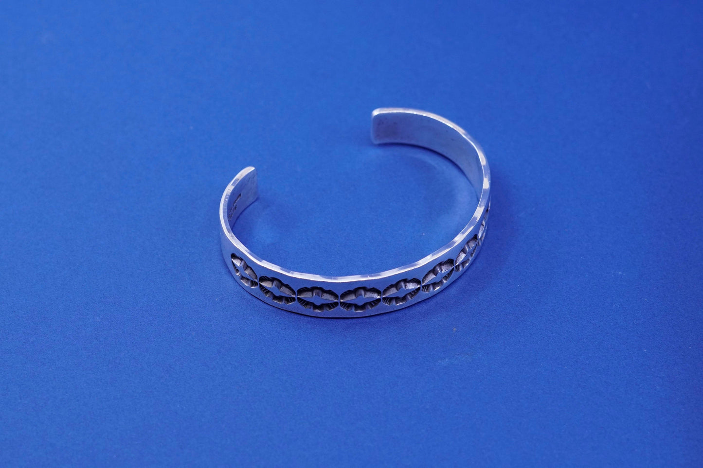 7.25”, Native American Douglas Etsitty sterling silver bracelet navajo 925 cuff