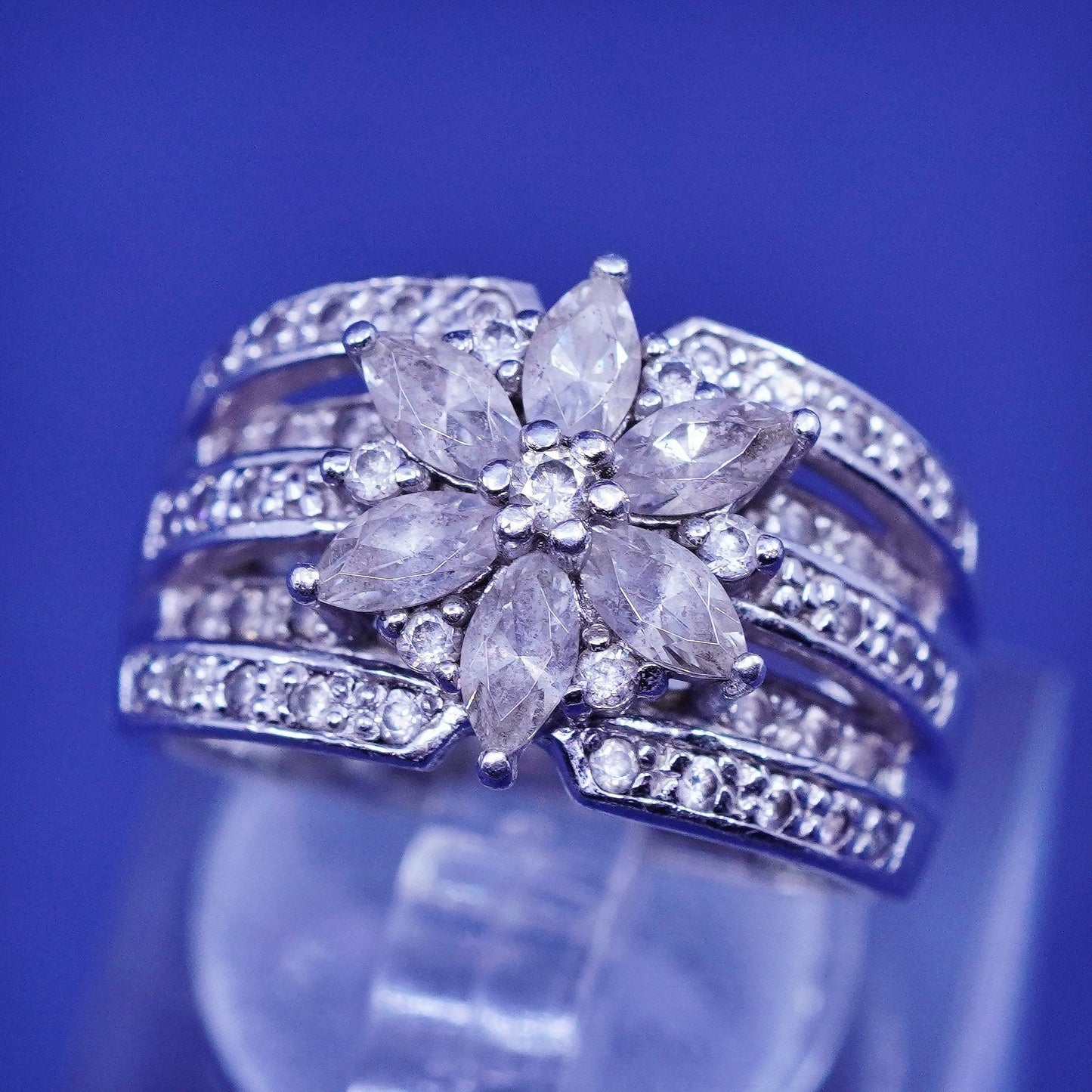 Size 5, vintage Sterling 925 silver snowflake flower ring w/ cluster Cz around