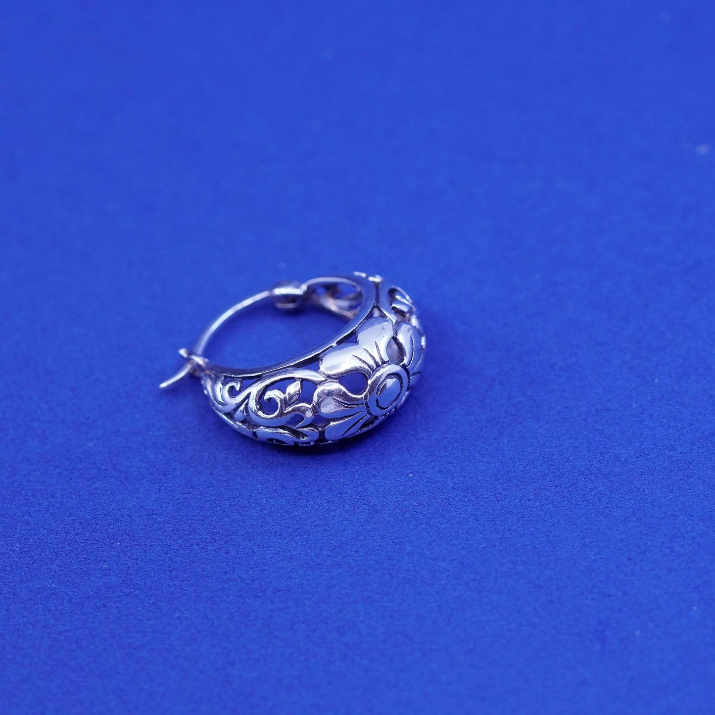 0.75”, vtg Sterling silver handmade earrings, flower 925 filigree hoops Huggie