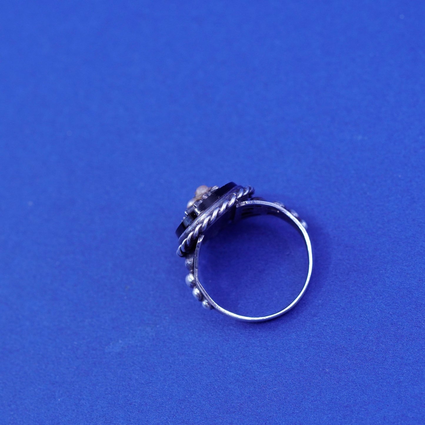 Size 7, vintage Sterling 925 silver handmade ring with onyx and cable around