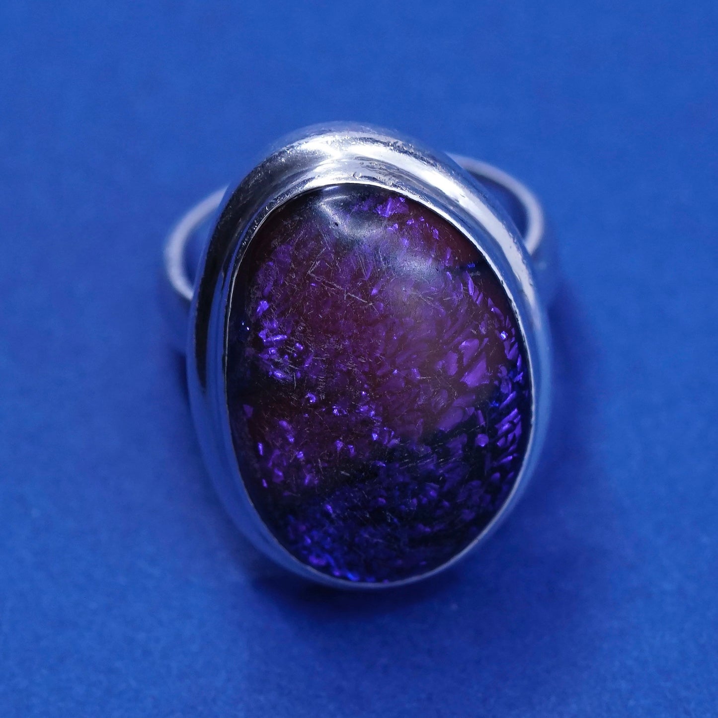 sz 7.75, vtg Sterling 925 silver handmade ring with purple dragon foiled glass