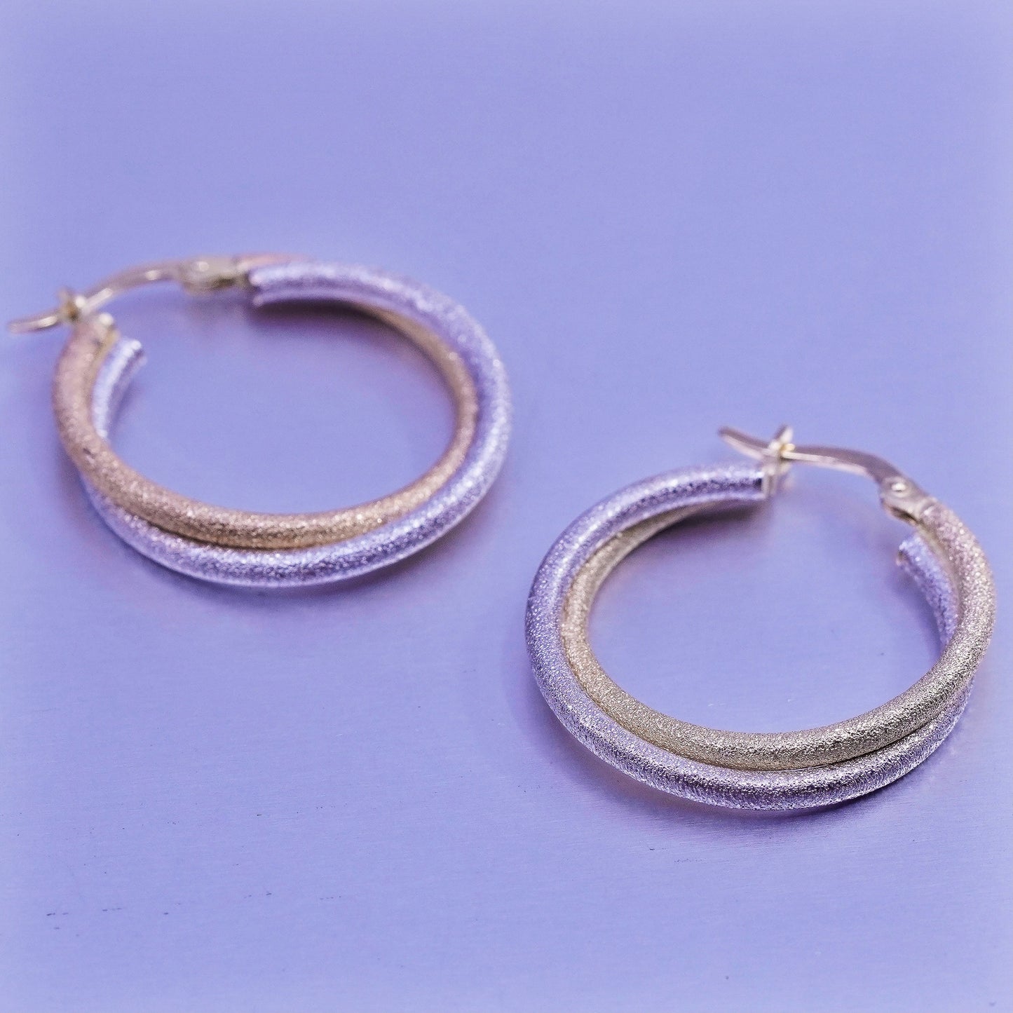 1” 3.3g, 14K 585 yellow gold white gold entwined matte hoops, huggie earrings