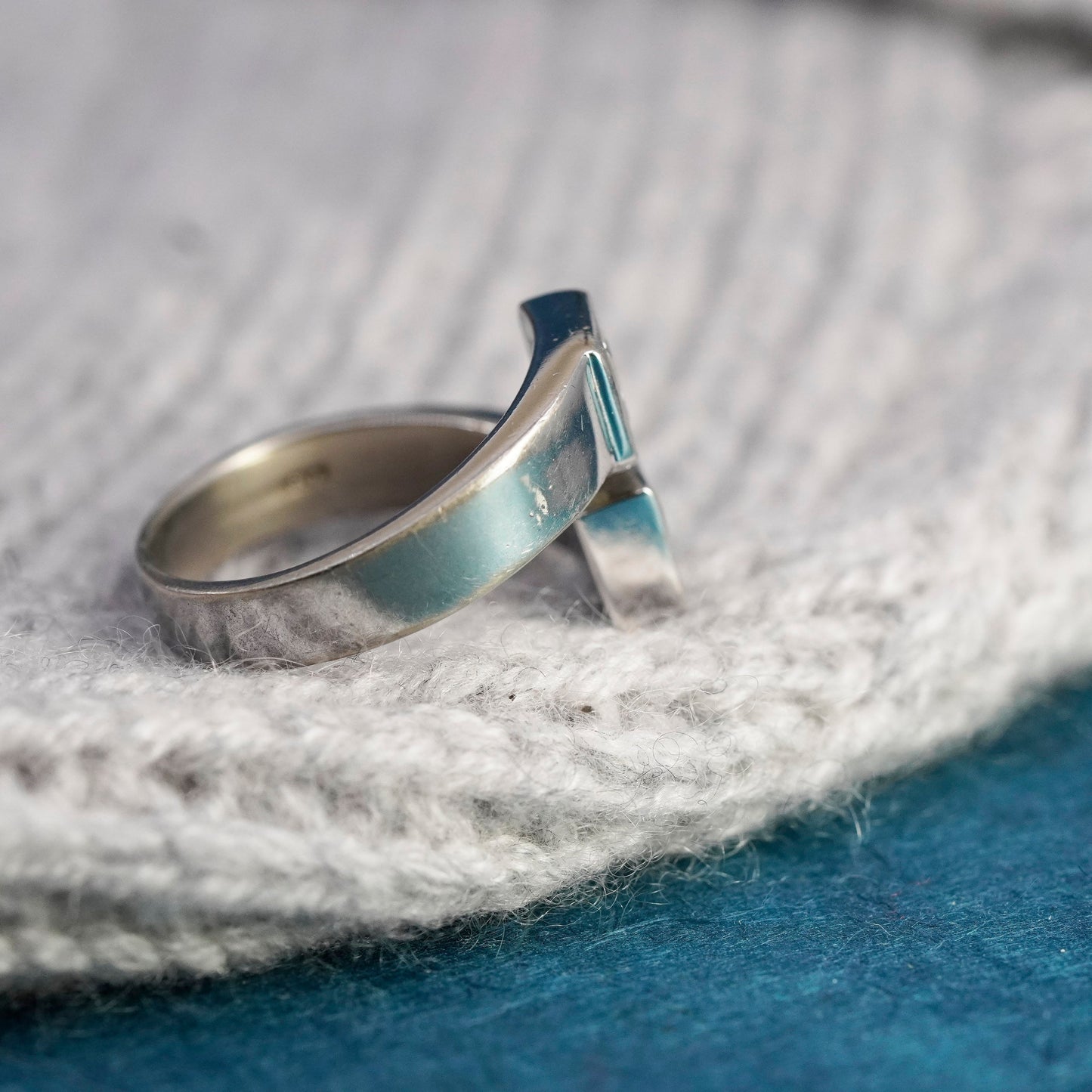 Size 7.25, vintage Sterling 925 silver band ring with square cz details