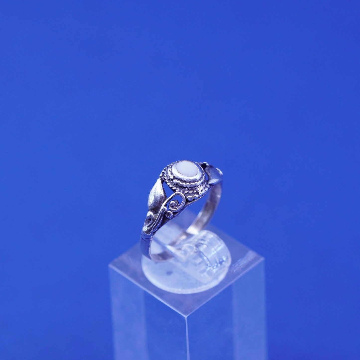 Size 7, vintage sterling 925 silver handmade ring with mother of pearl