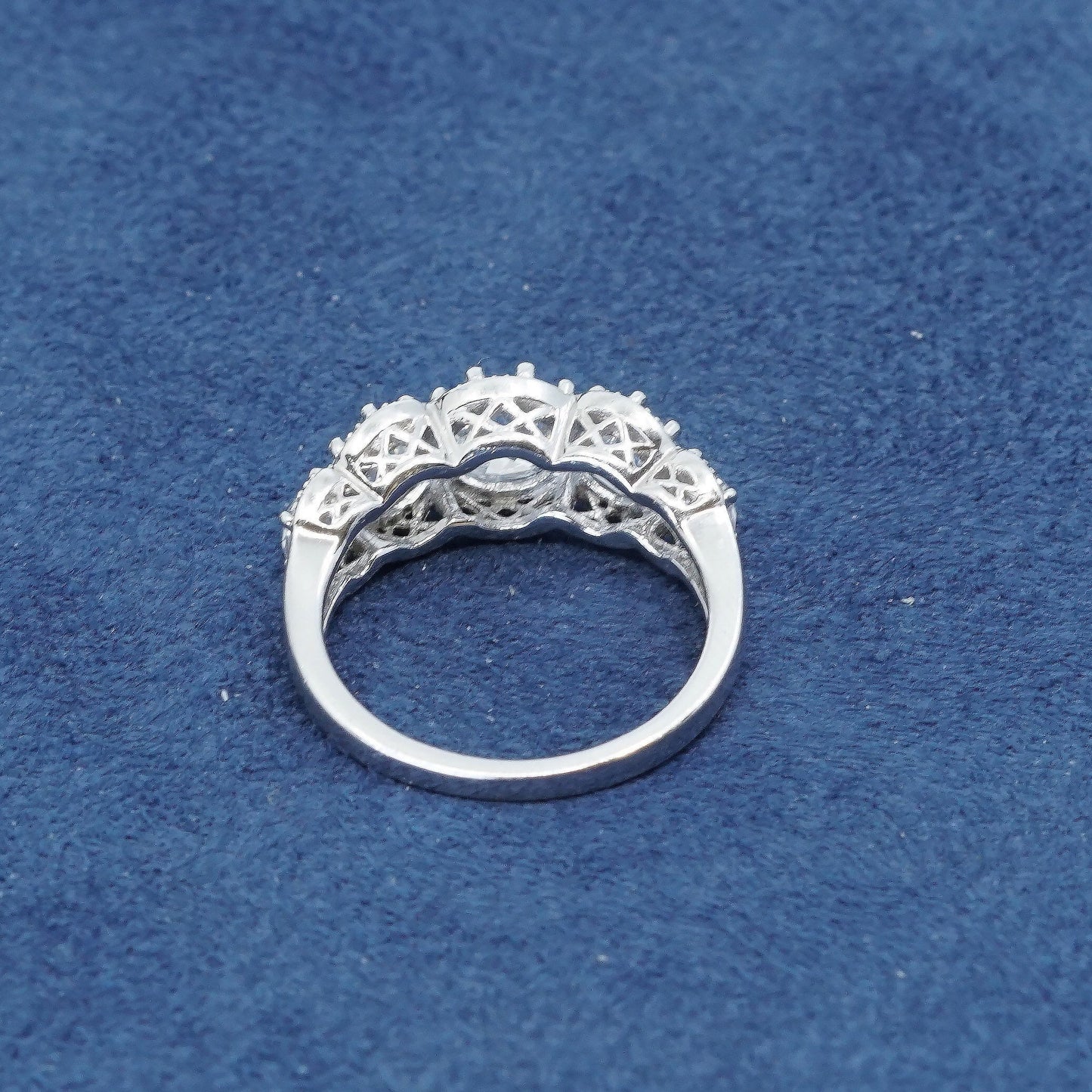 Size 8.5, vtg Sterling silver ring, 925 band w/ clear cz
