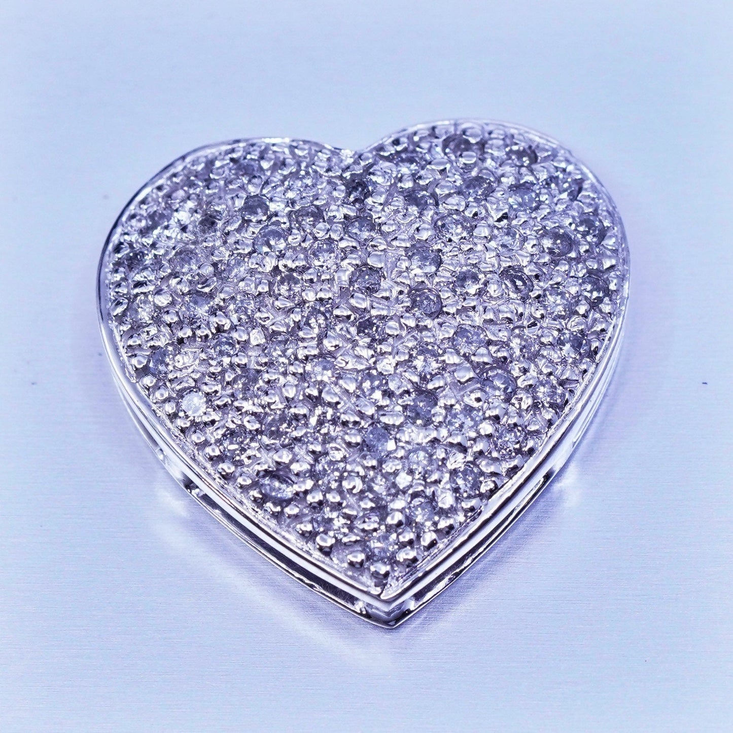 5.8g, Vintage 14K white gold pendant with with cluster diamonds