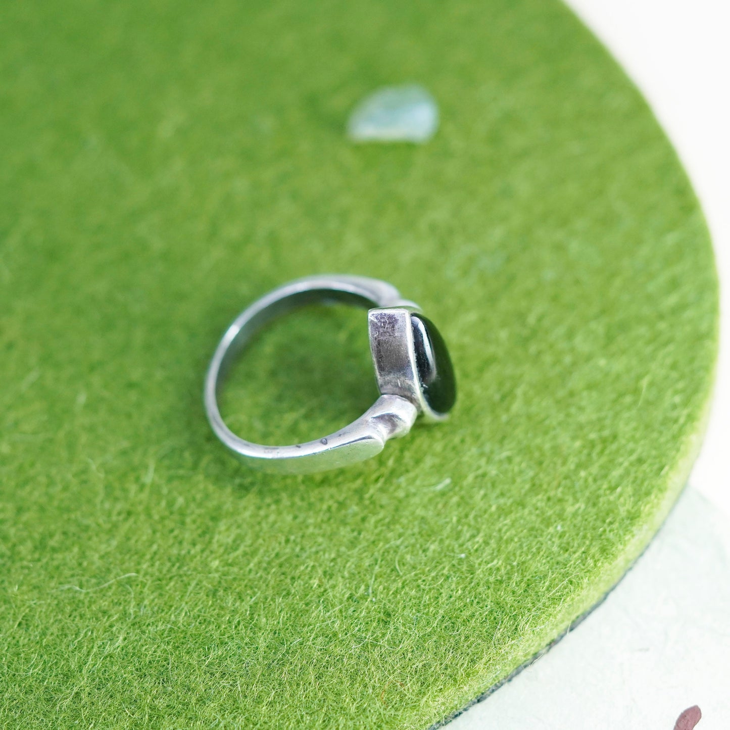 Size 8, vintage 925 sterling silver spinner ring, band with black onyx