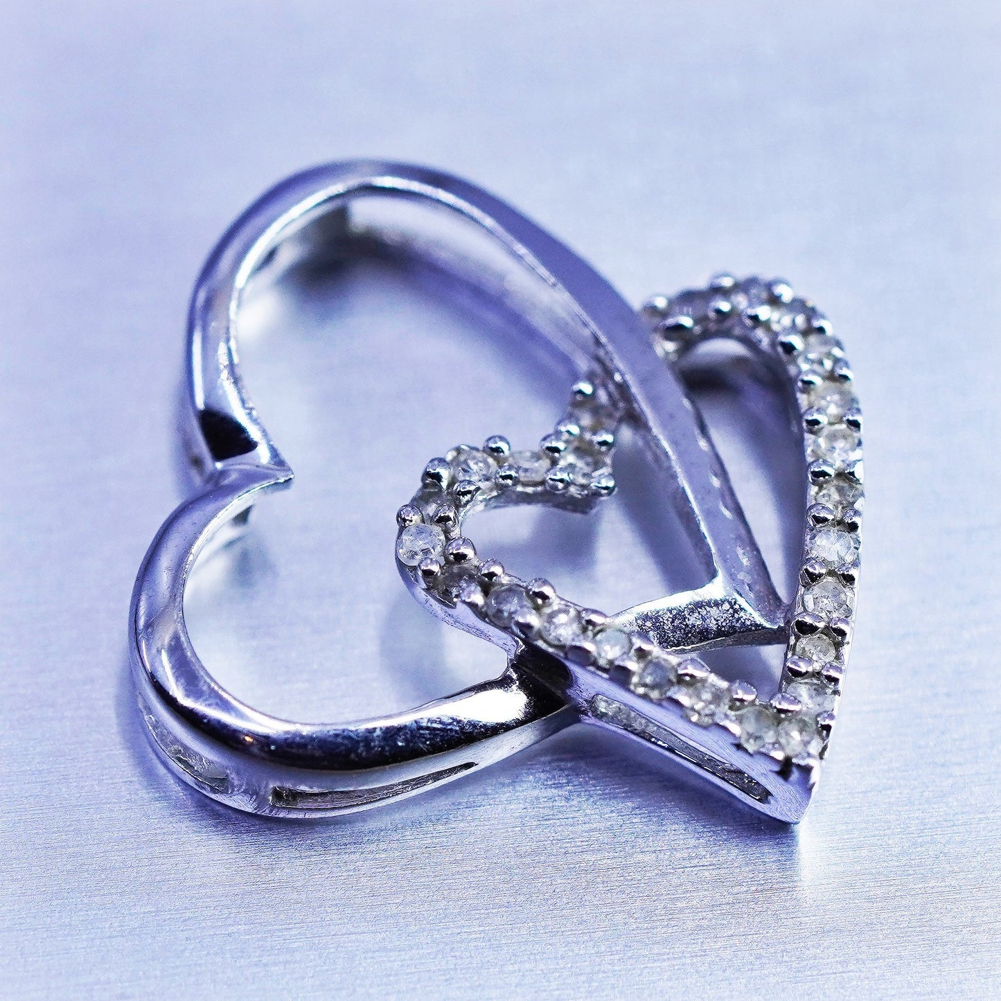1g, Vintage 10K white gold double heart pendant with with cluster diamonds