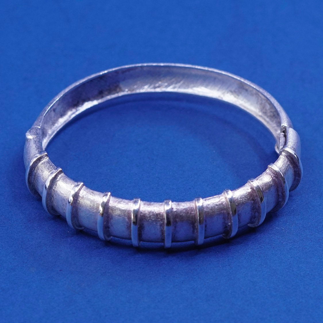 6.75", vtg sterling silver handmade bracelet, ribbed textured 925 hinged bangle