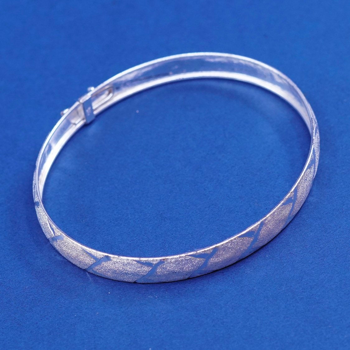 7.5", vtg sterling silver bracelet, 925 bangle w/ textured surface