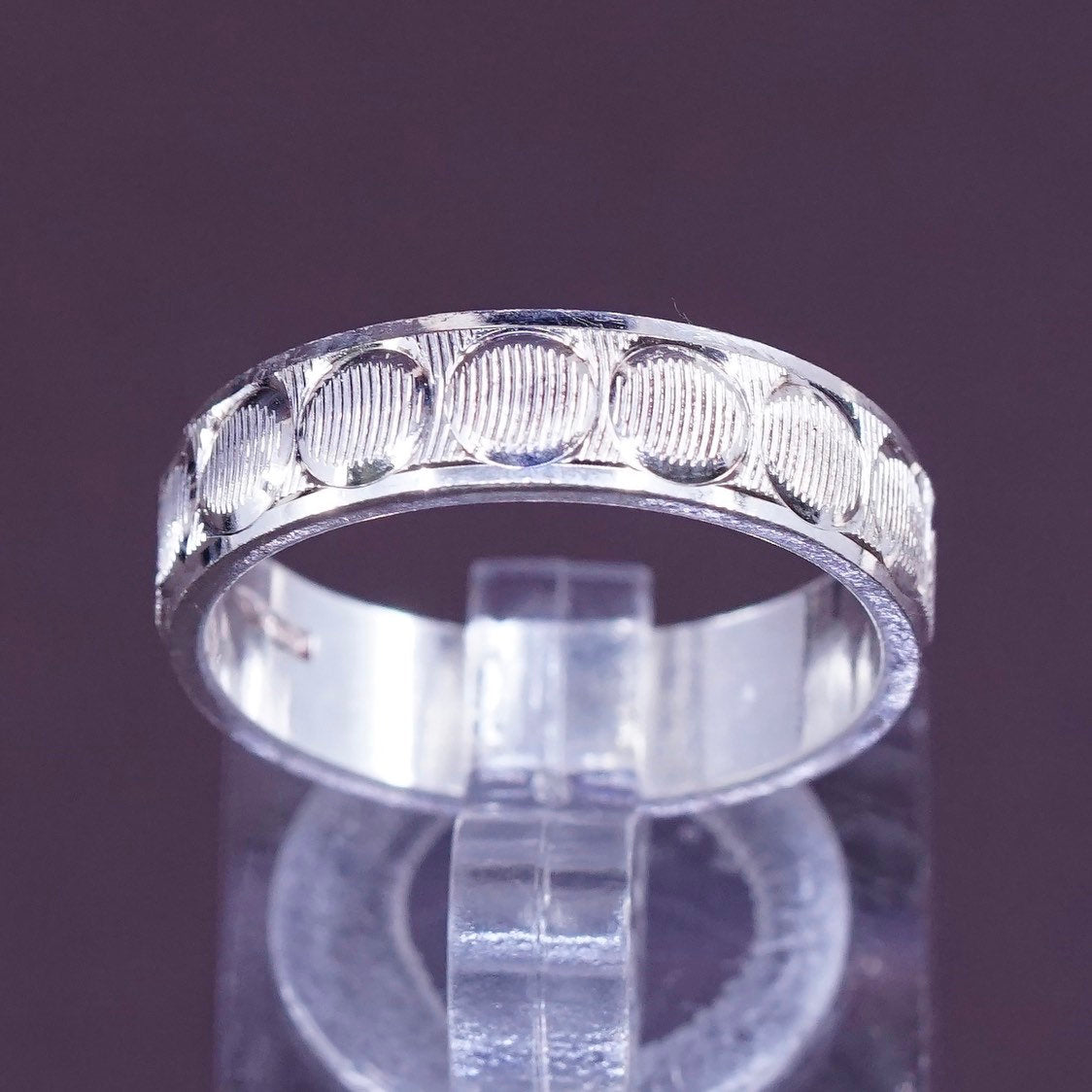 sz 7.75, vtg Sterling silver handmade ring, 925 band w/ circle pattern