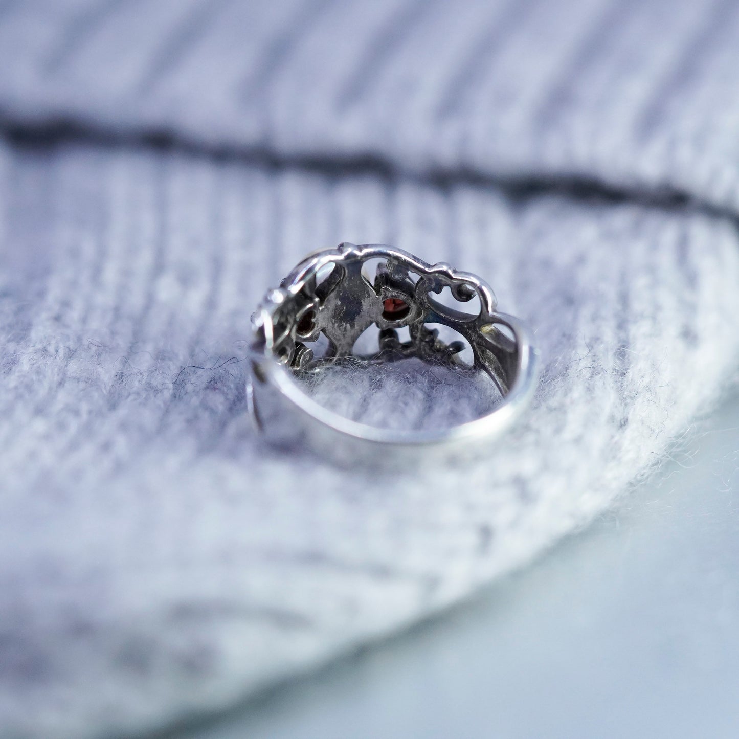 Size 9, vintage Sterling 925 silver handmade filigree band ring with ruby pearl