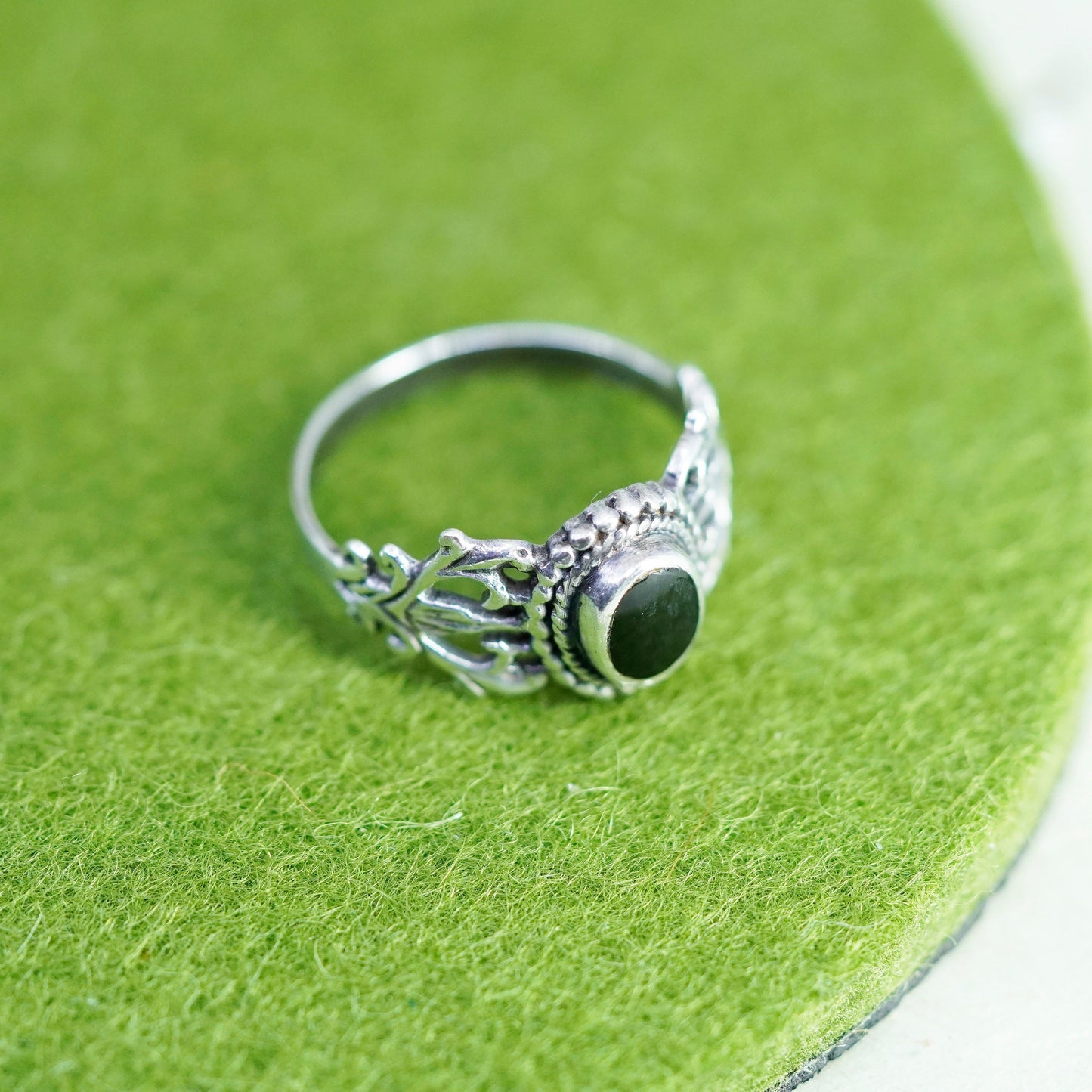Size 8, Vintage sterling 925 silver handmade ring with onyx and leafy details
