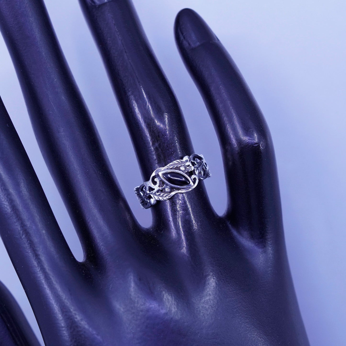 Size 5.75, vintage bali Sterling 925 silver handmade ring with onyx and leaf