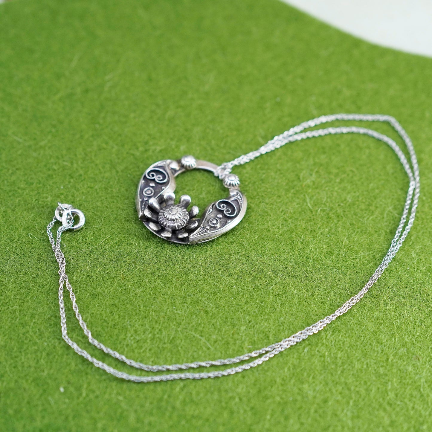 18”, Vintage 925 sterling silver circle chain with filigree circle pendant