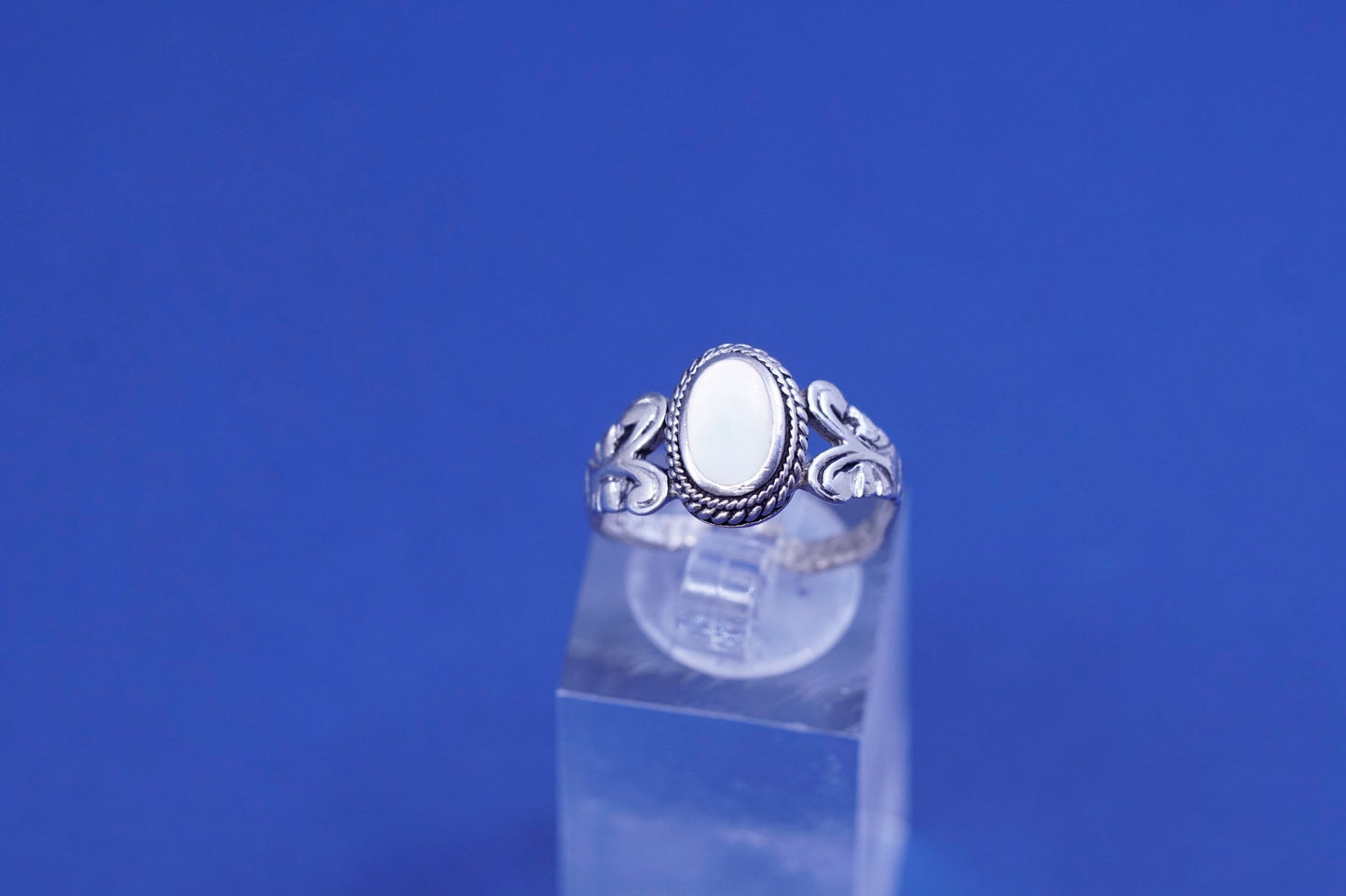 Size 7.5, vintage sterling 925 silver handmade ring with mother of pearl