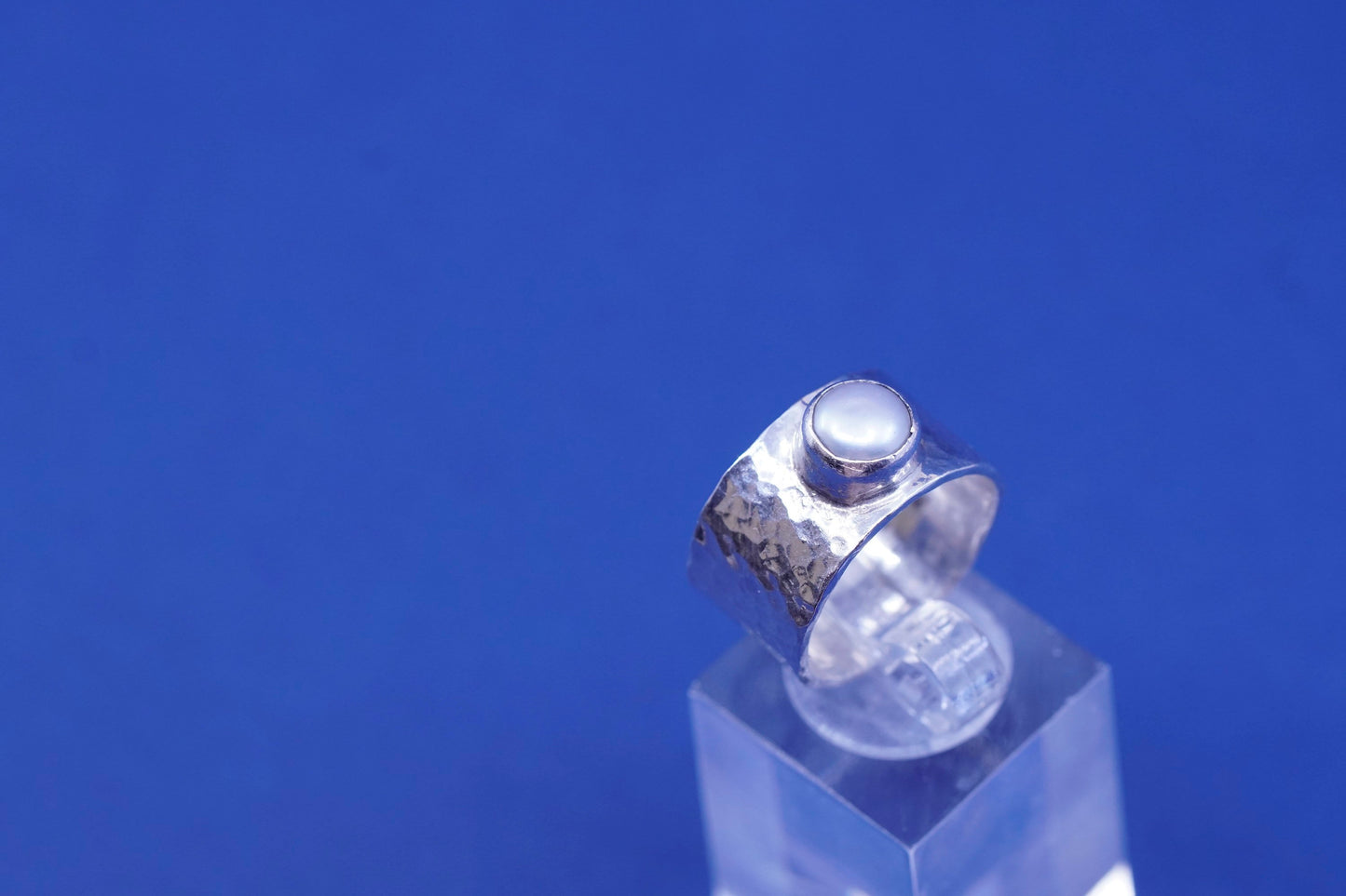 Size 7, vintage KK AXA hammered textured Sterling 925 Silver Pearl ring with pearl