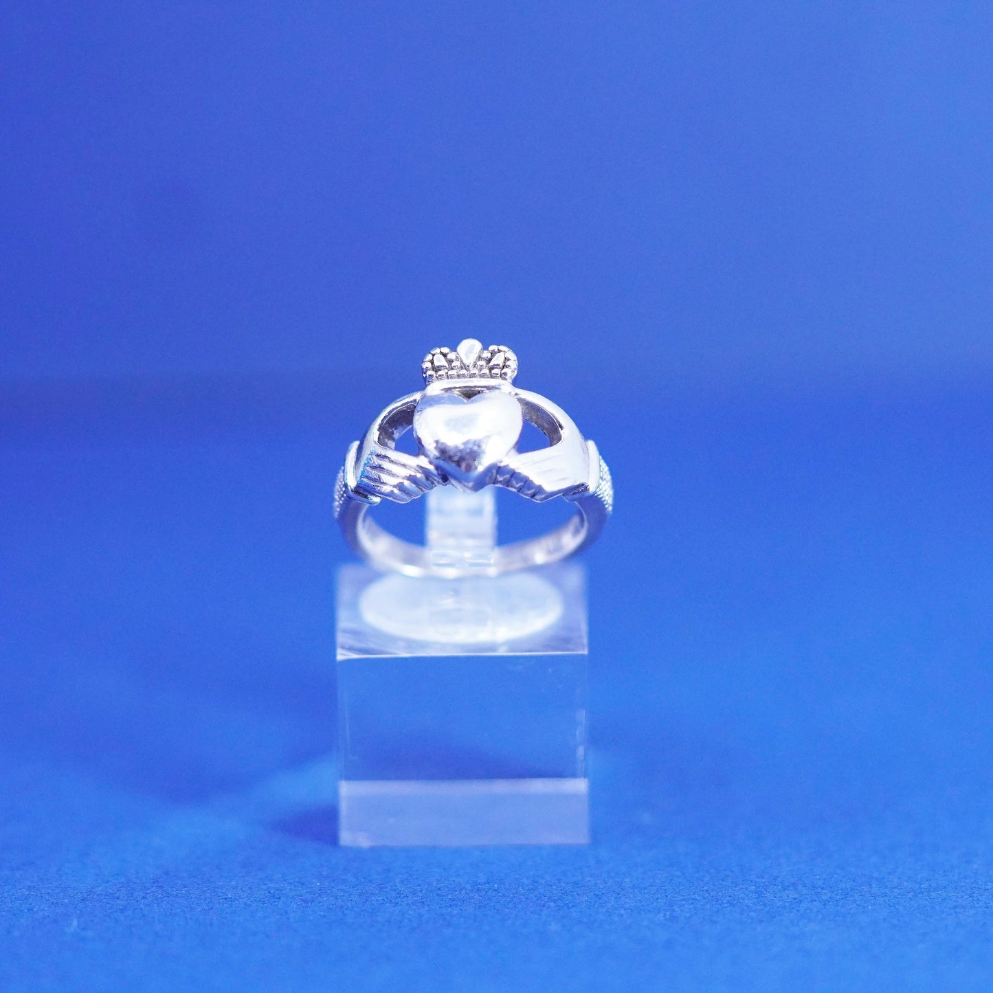 Size 5.5, Vintage sterling silver claddagh ring, holding heart 925 band