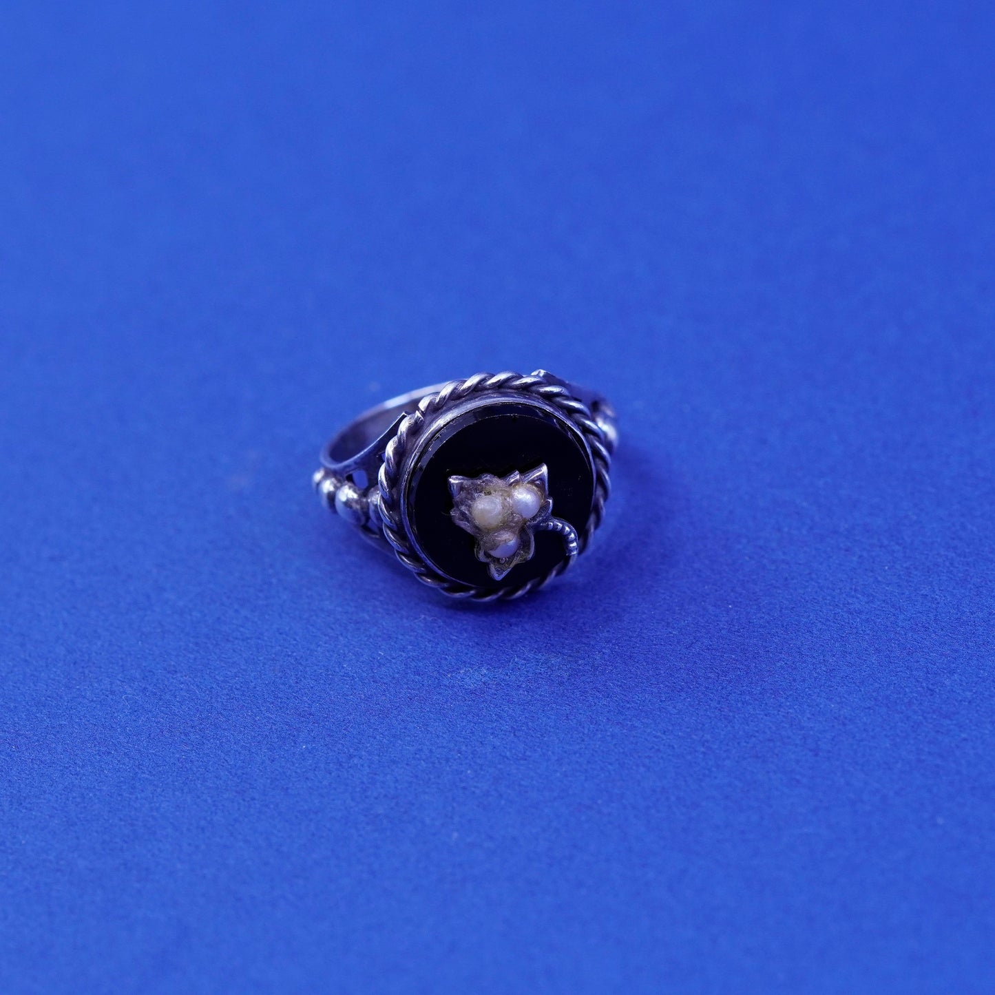 Size 7, vintage Sterling 925 silver handmade ring with onyx and cable around