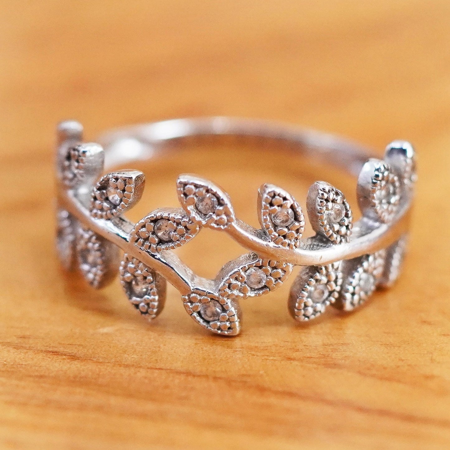 Size 7.25, vintage Sterling 925 silver leafy band ring with diamonds