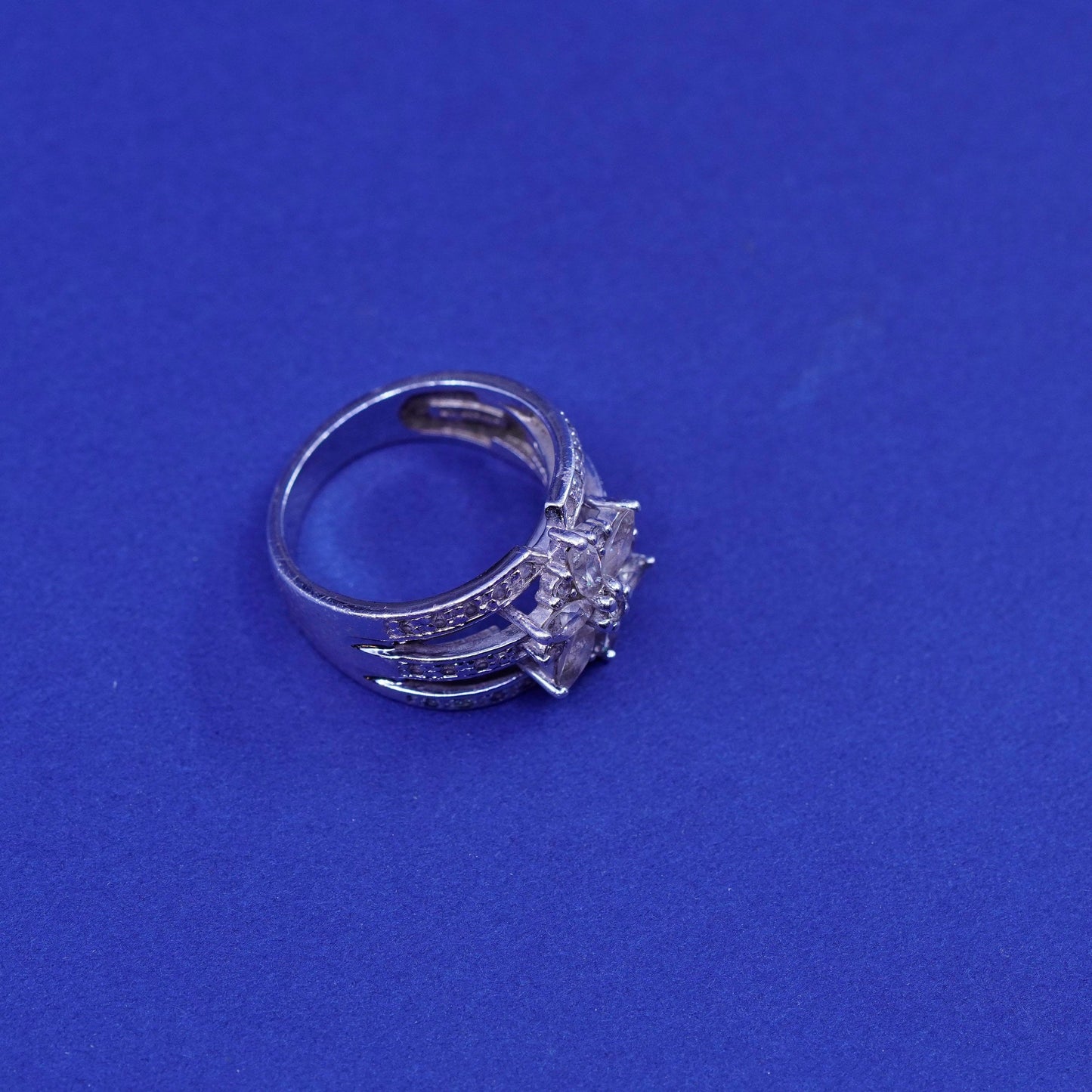 Size 5, vintage Sterling 925 silver snowflake flower ring w/ cluster Cz around