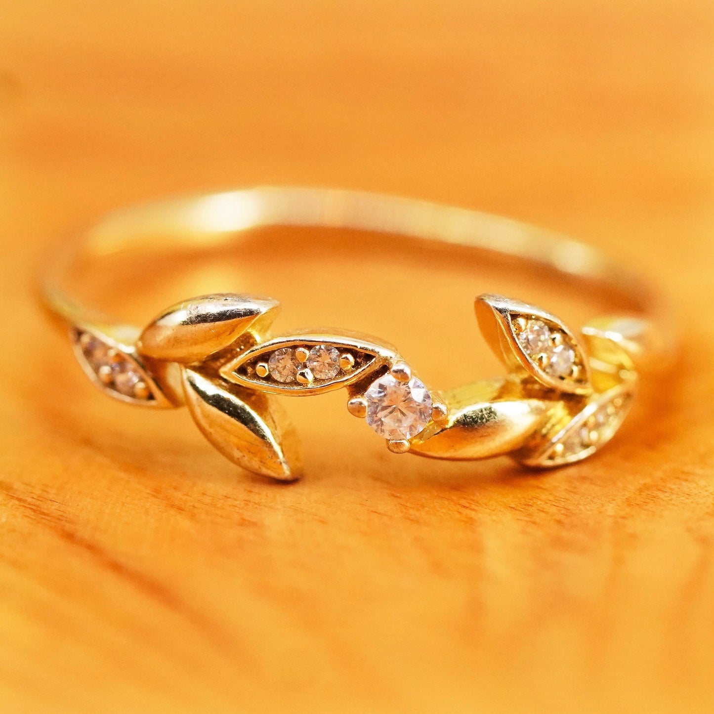 Size 6.5, vintage Sterling 925 silver ring, band with leaves and cz