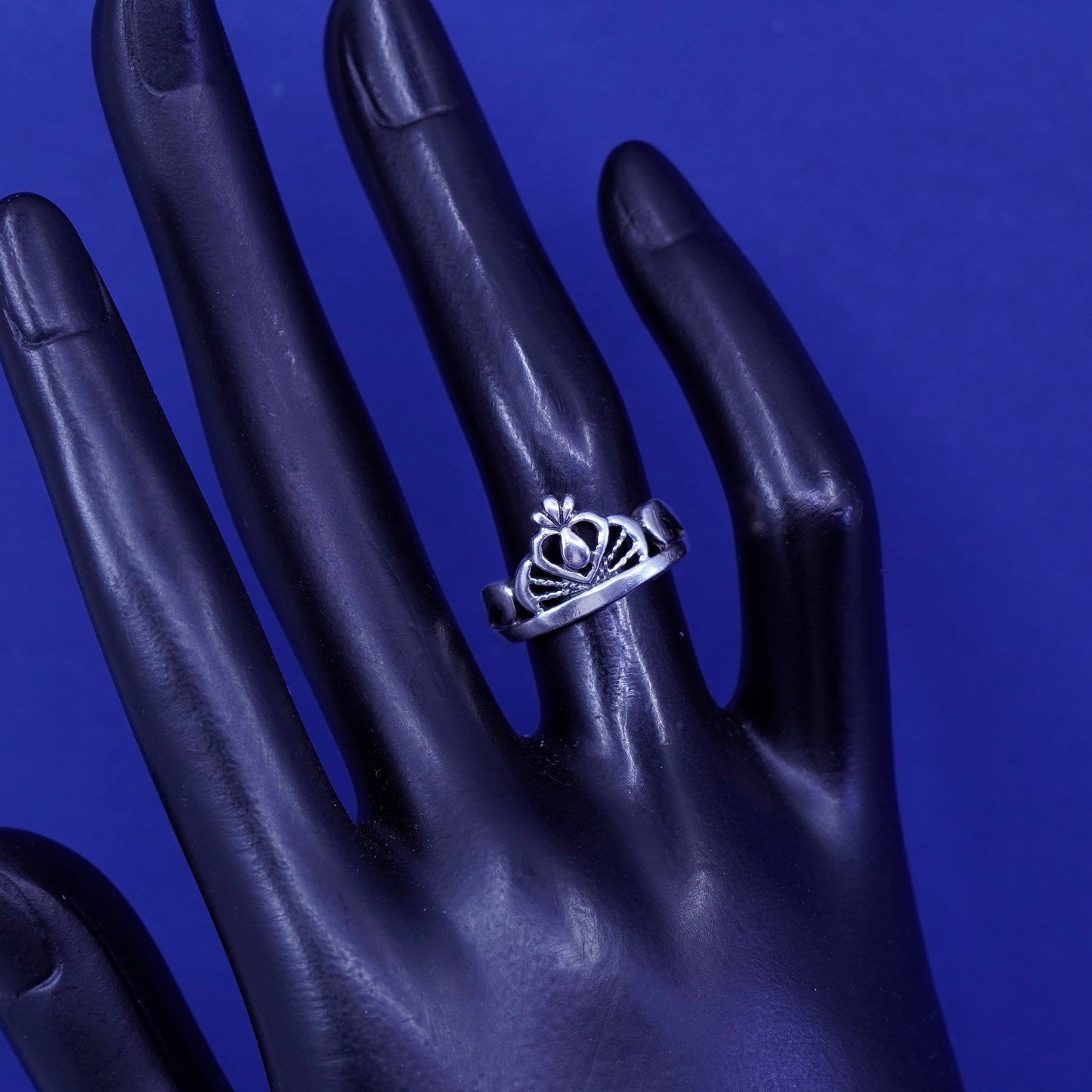 Size 5.5, vtg sterling silver claddagh ring, holding heart 925 filigree band