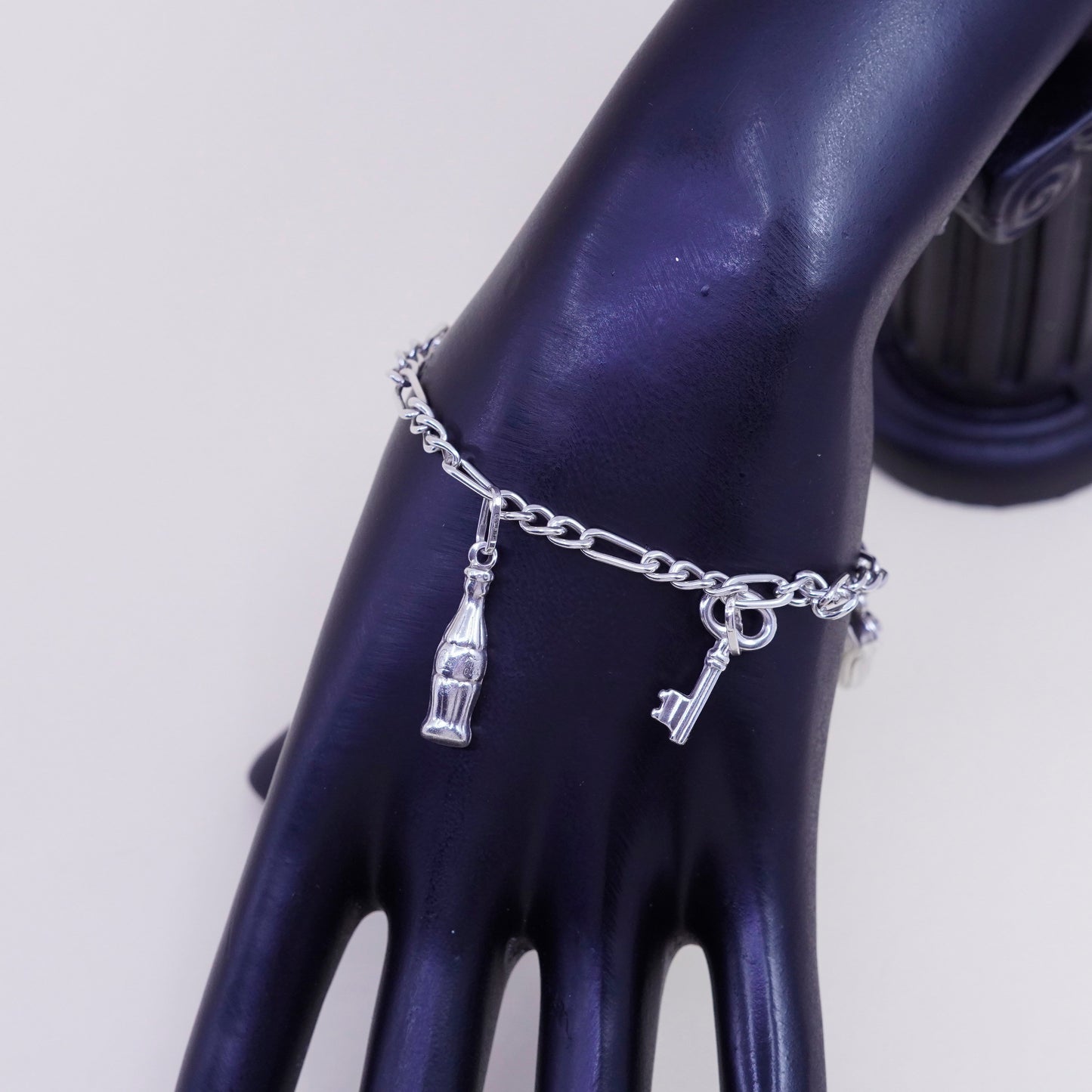 6.75”, beau sterling 950 silver figaro chain bracelet Shoe key coke swan charms