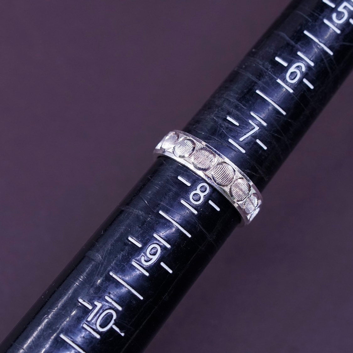 sz 7.75, vtg Sterling silver handmade ring, 925 band w/ circle pattern