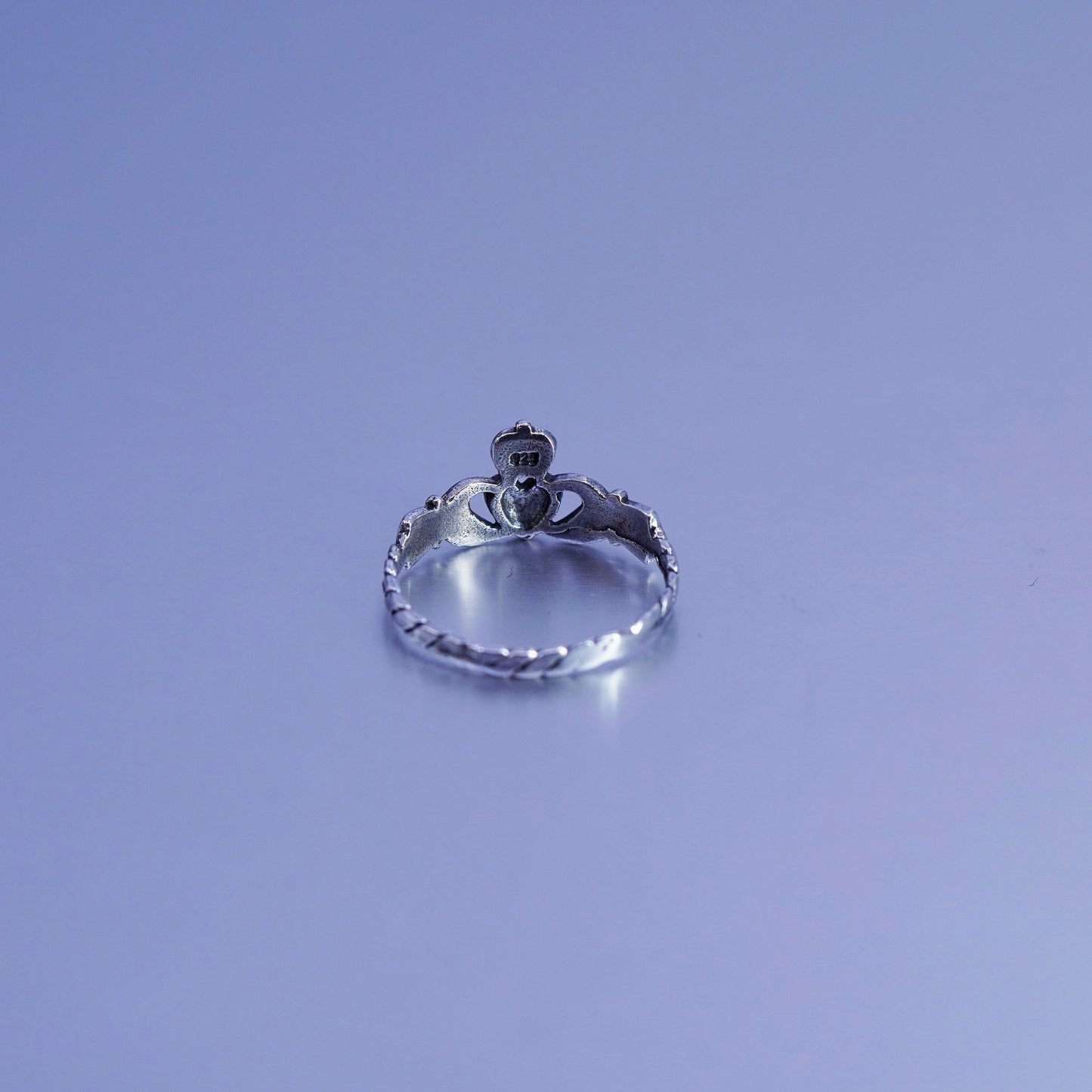 Size 8, Irish Claddagh friendship Sterling 925 silver ring, holding heart band