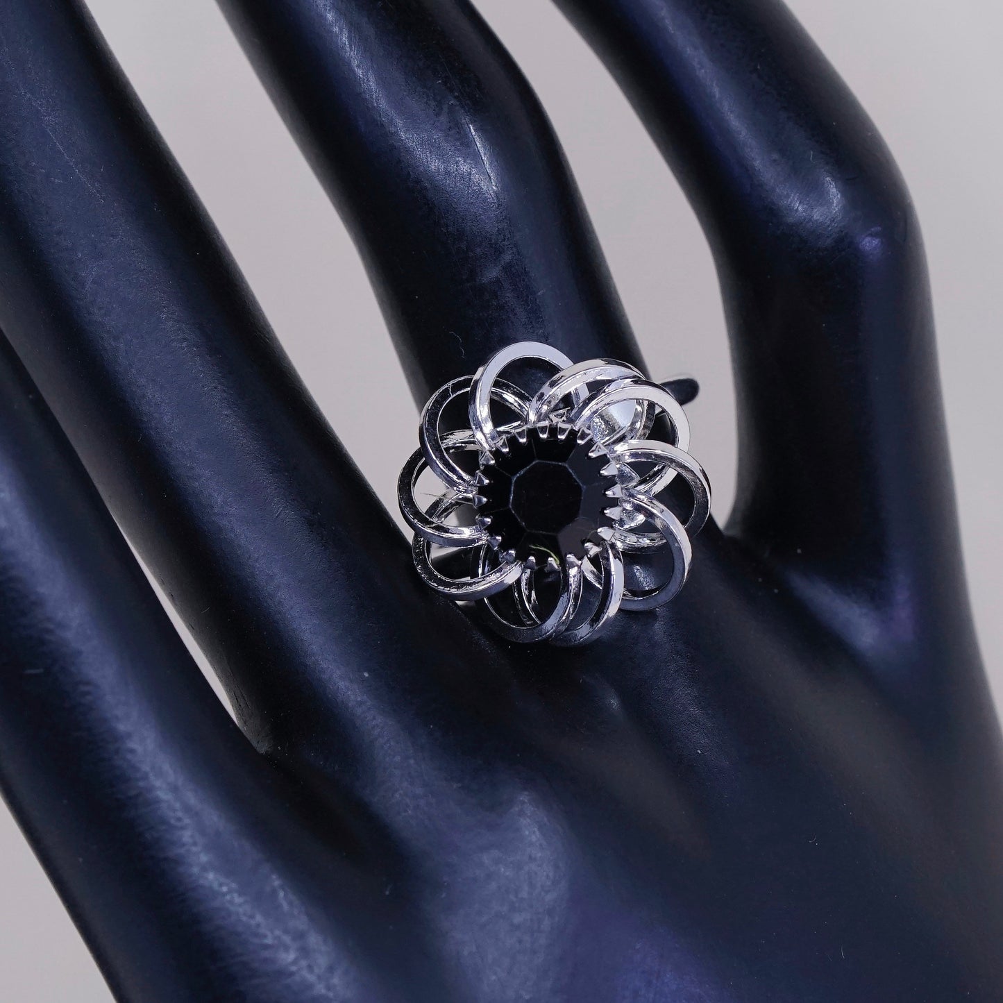 Size 6.5, vtg Sarah COV silver tone ring, flower w/ black glass details
