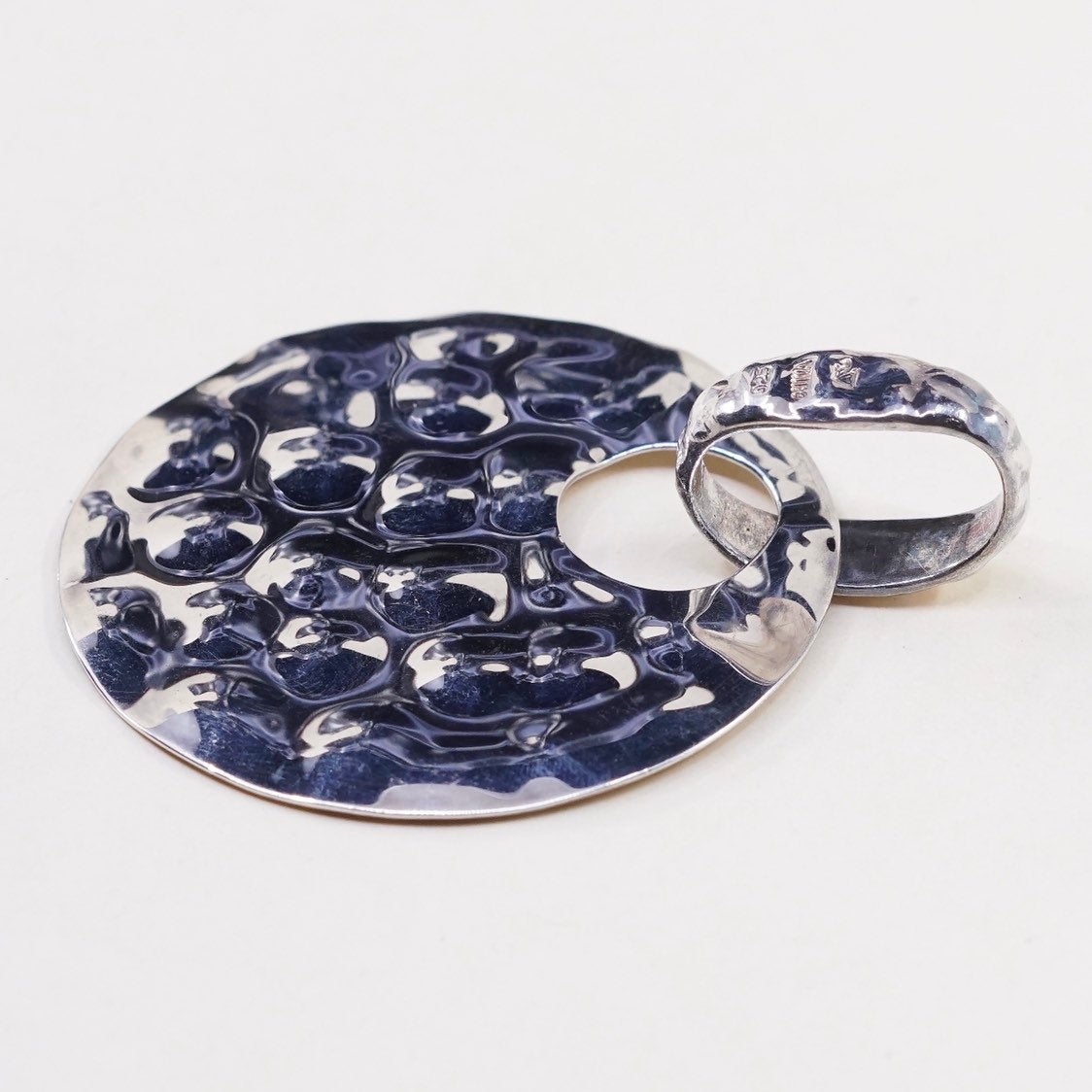 VTG RLM Robert Lee Morris Studio handmade pendant, 925 round hammered dangle