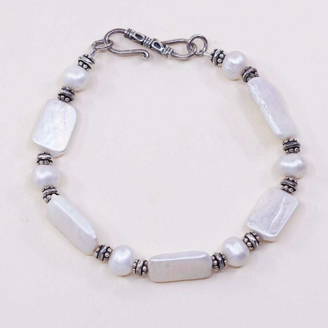 7.75", VTG handmade bracelet, pearl beads w/ 925 beads and toggle closure