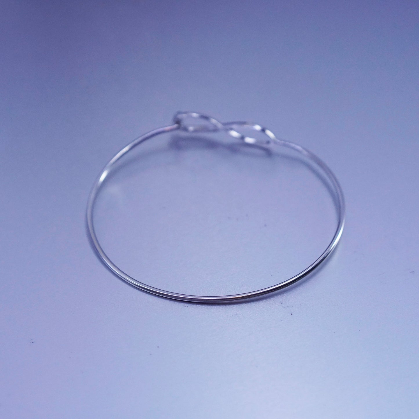 7.5”, vtg Sterling 925 silver handmade bracelet, infinity loop hinged bangle