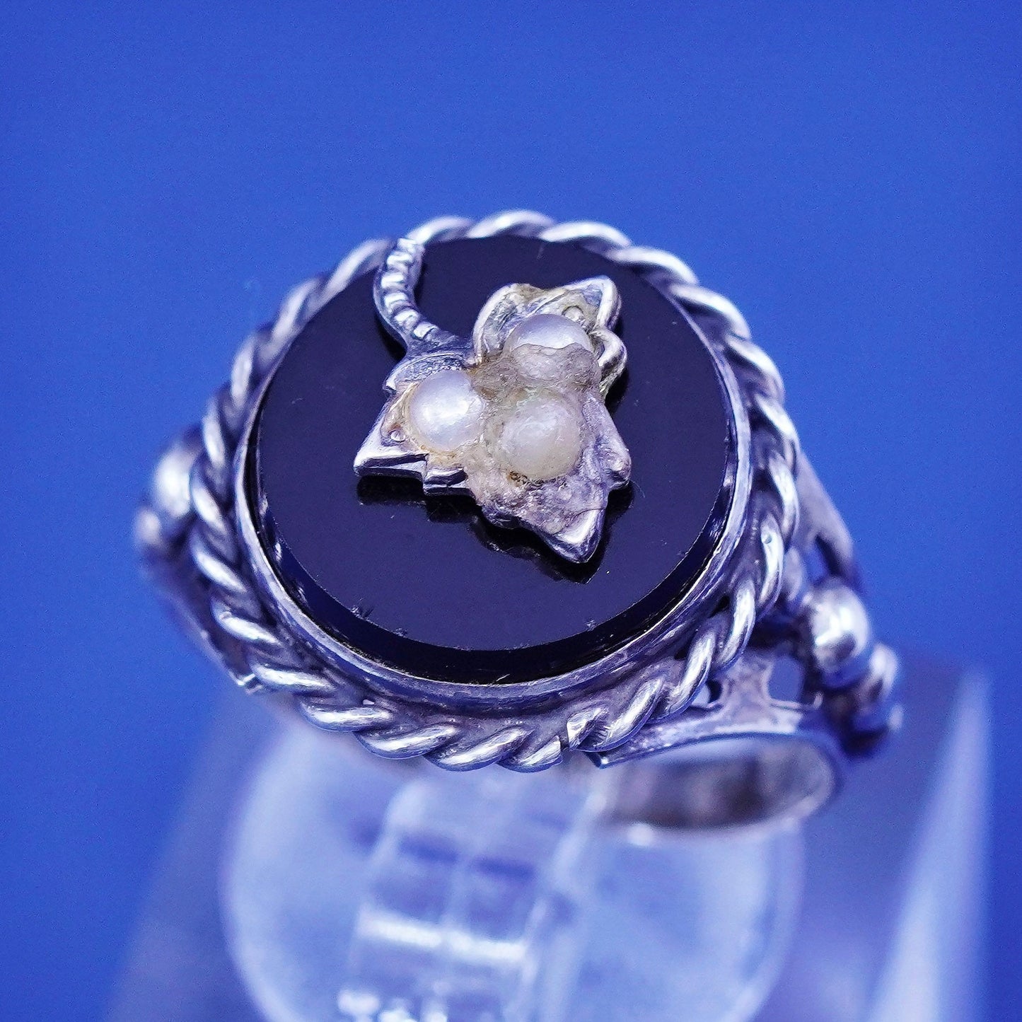 Size 7, vintage Sterling 925 silver handmade ring with onyx and cable around