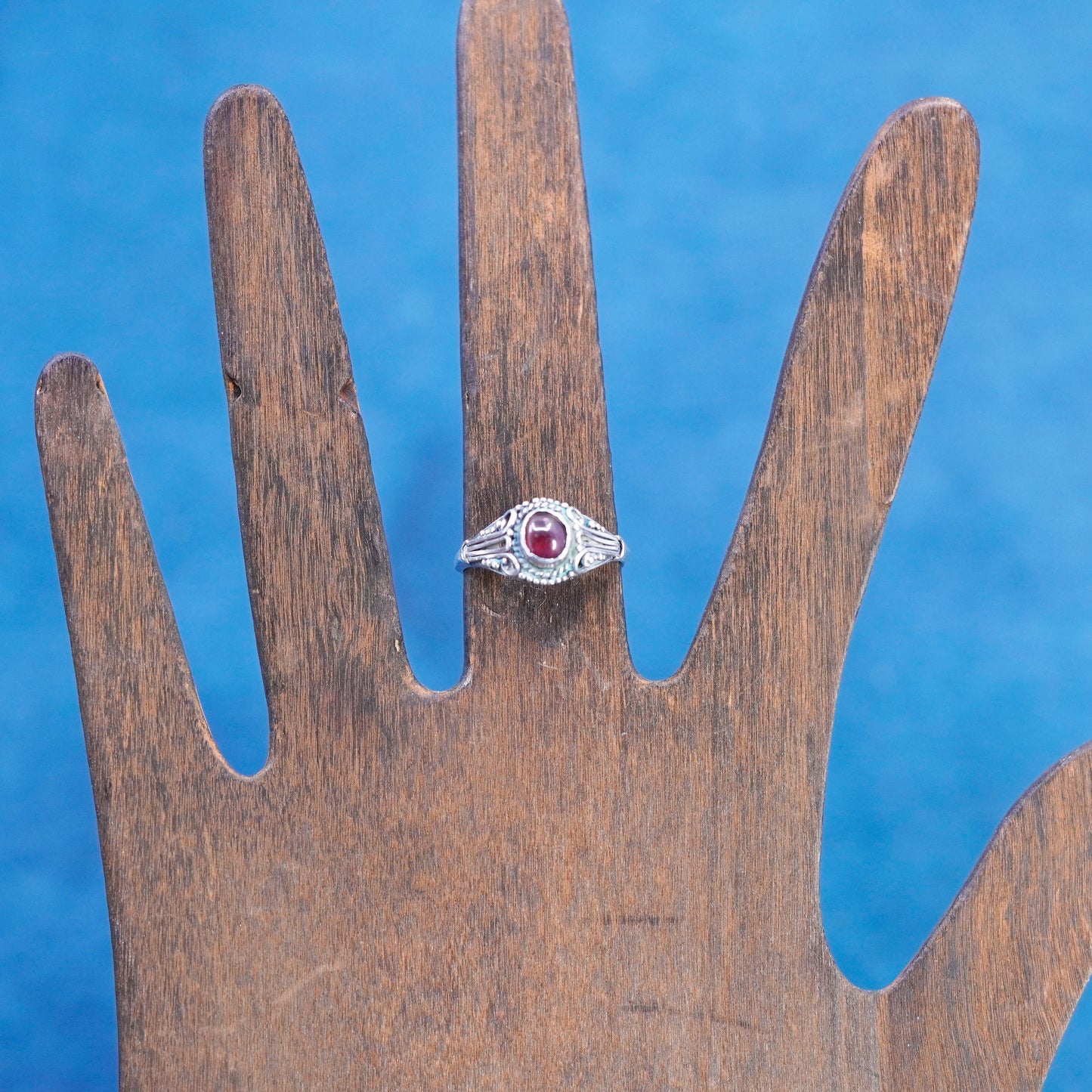 Size 6, vintage Sterling 925 silver handmade ring with garnet and cable around