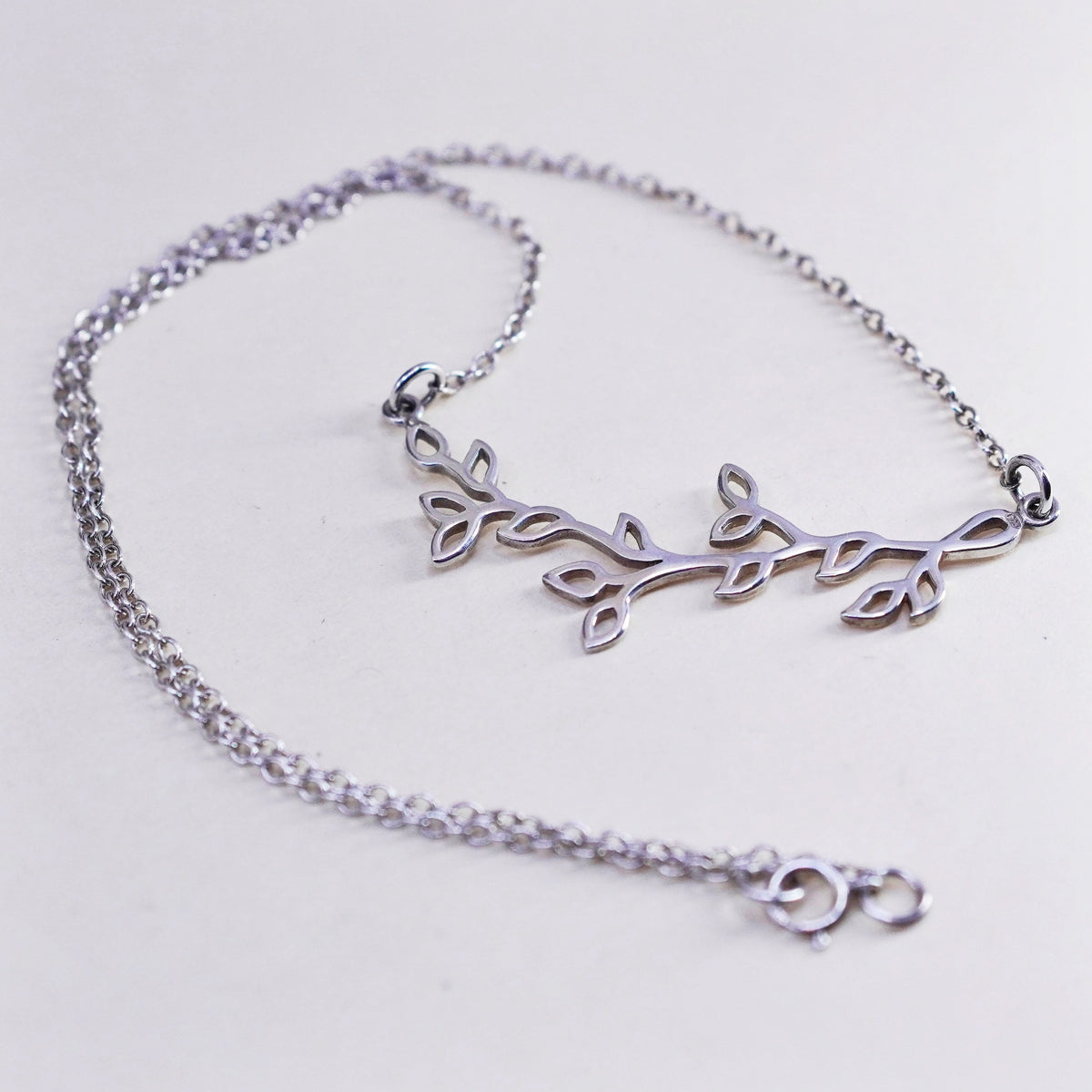 16”, Vintage sterling silver circle chain with leafy vine pendant