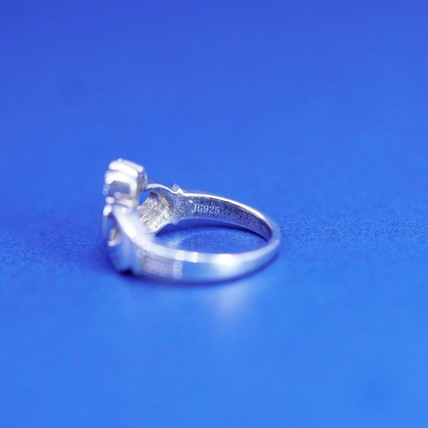 Size 5.5, Vintage sterling silver claddagh ring, holding heart 925 band
