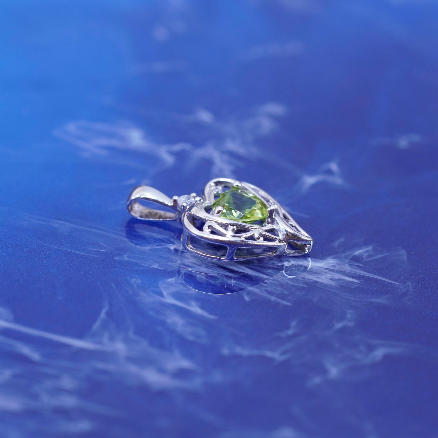 Vintage Sterling 925 silver filigree pendant with peridot and cz
