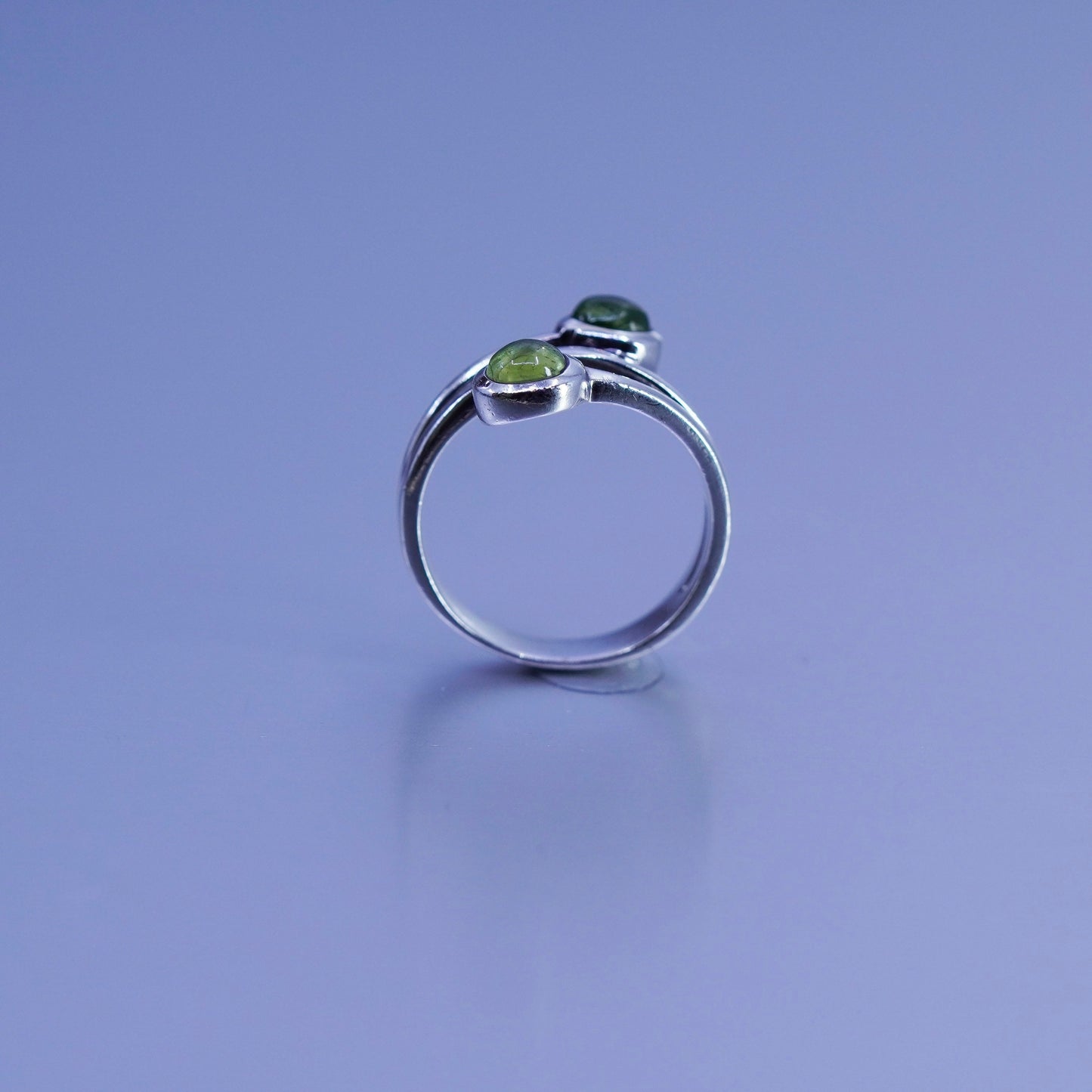 Size 8, vintage Sterling 925 silver handmade wrap ring with peridot