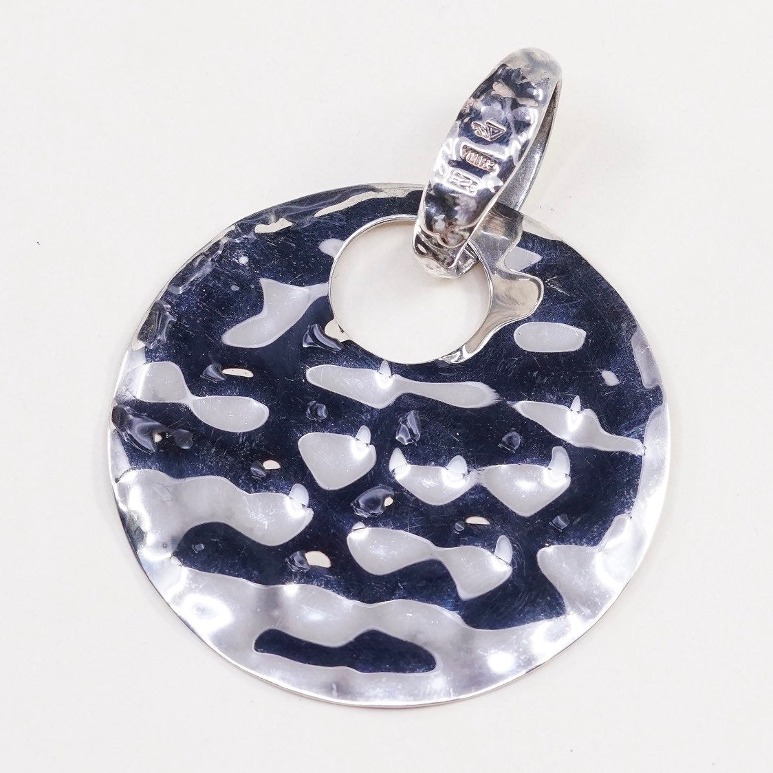 VTG RLM Robert Lee Morris Studio handmade pendant, 925 round hammered dangle