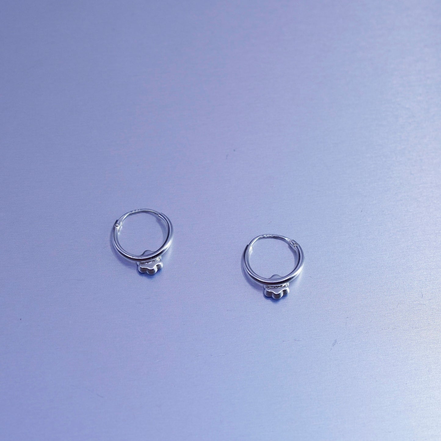 0.5”, vtg Sterling silver handmade earrings, 925 hoops w/ enamel blue flower