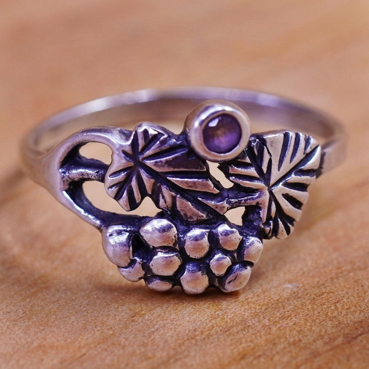 Size 7, vintage Sterling 925 silver handmade grapes leaves ring with amethyst
